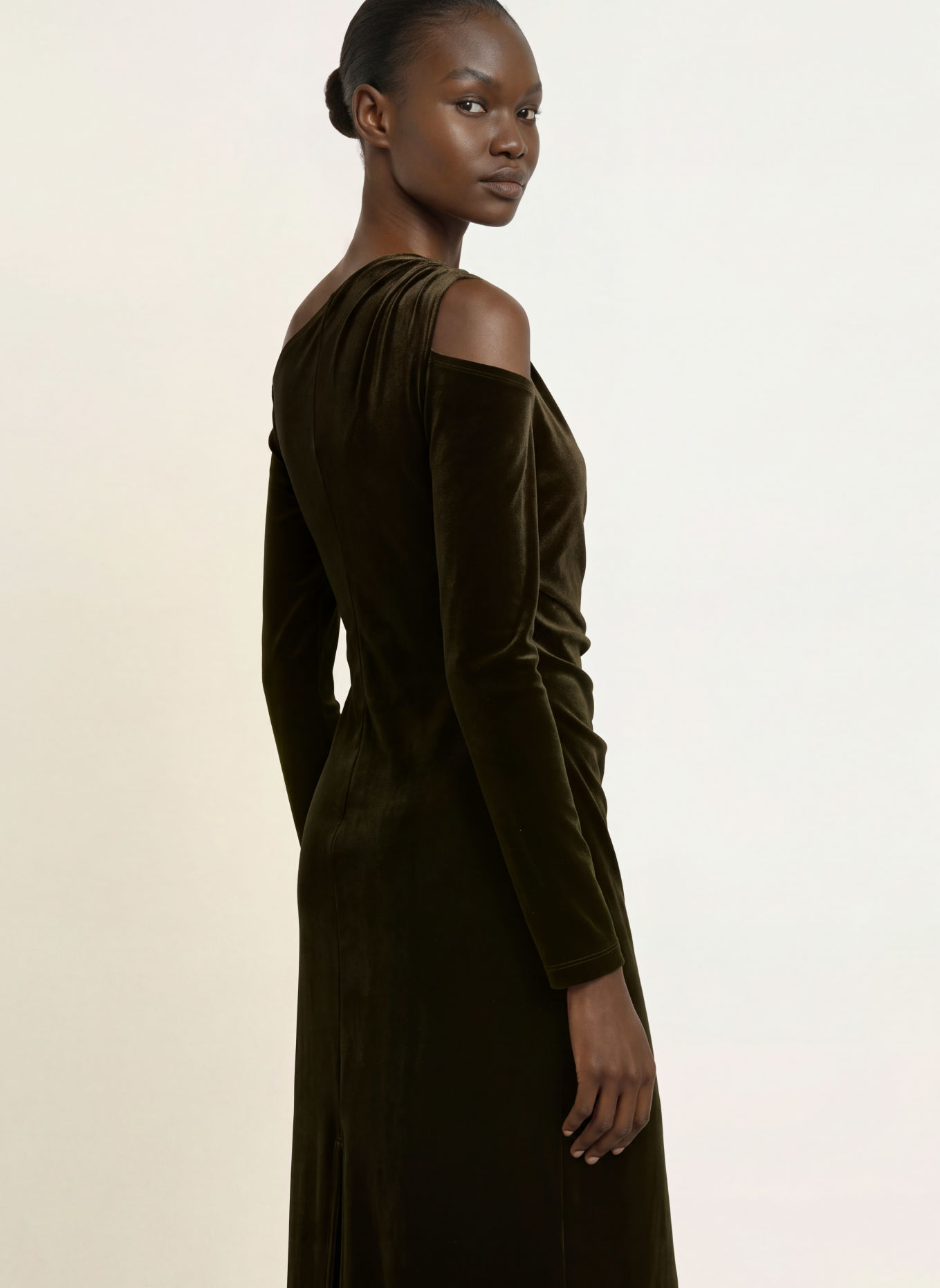 REISS Robe Cold Shoulder KODA en velours: GROEN