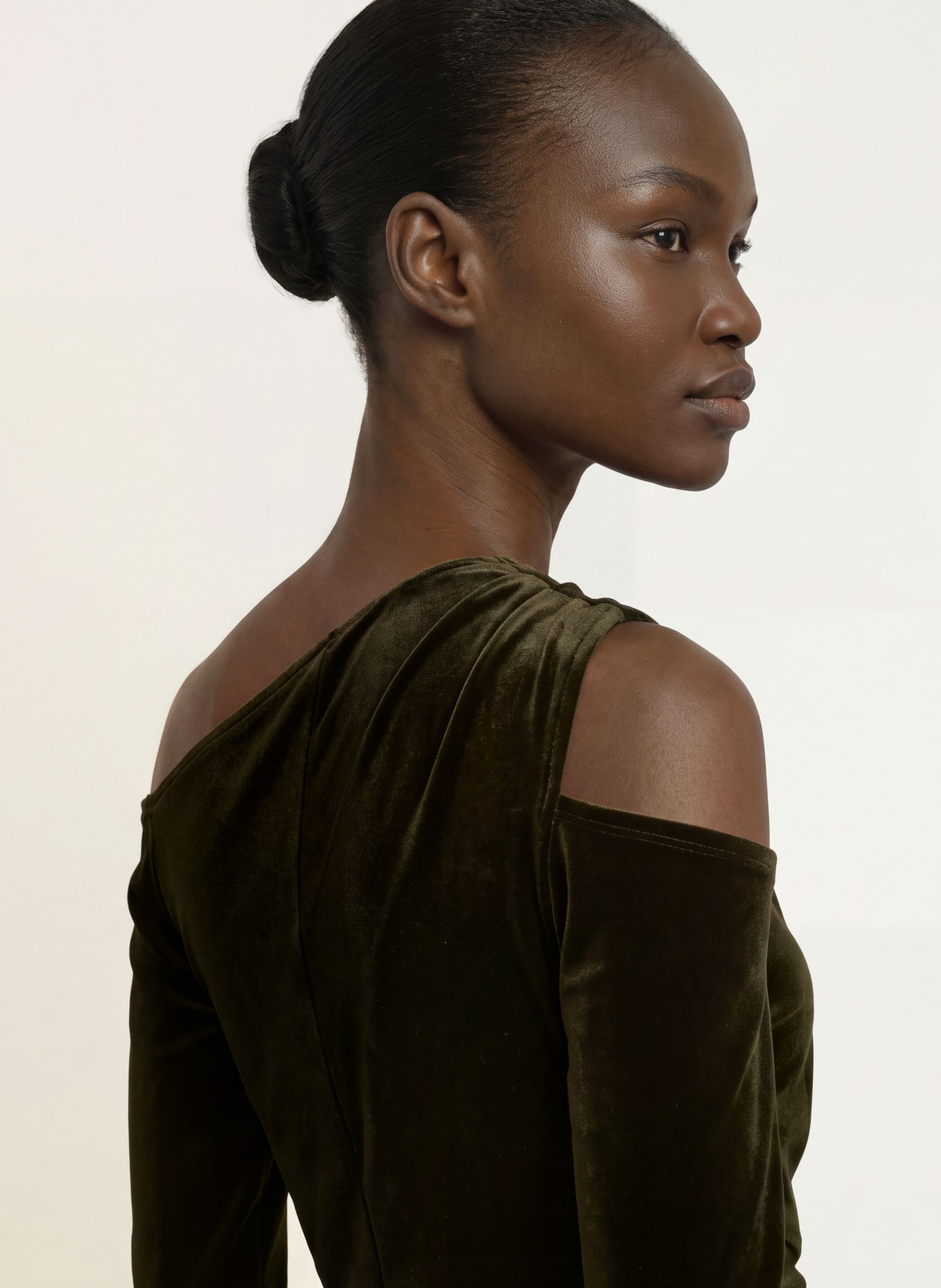REISS Robe Cold Shoulder KODA en velours: GROEN