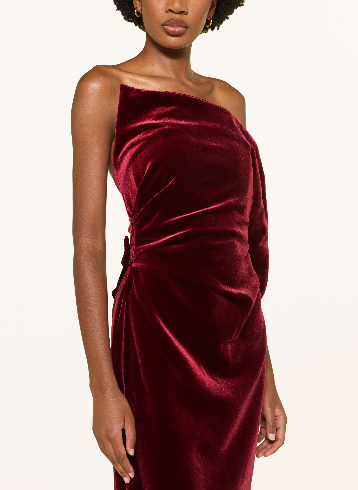 REISS Off-Shoulder-Kleid DASHA aus Samt mit Volants: DUNKELROT