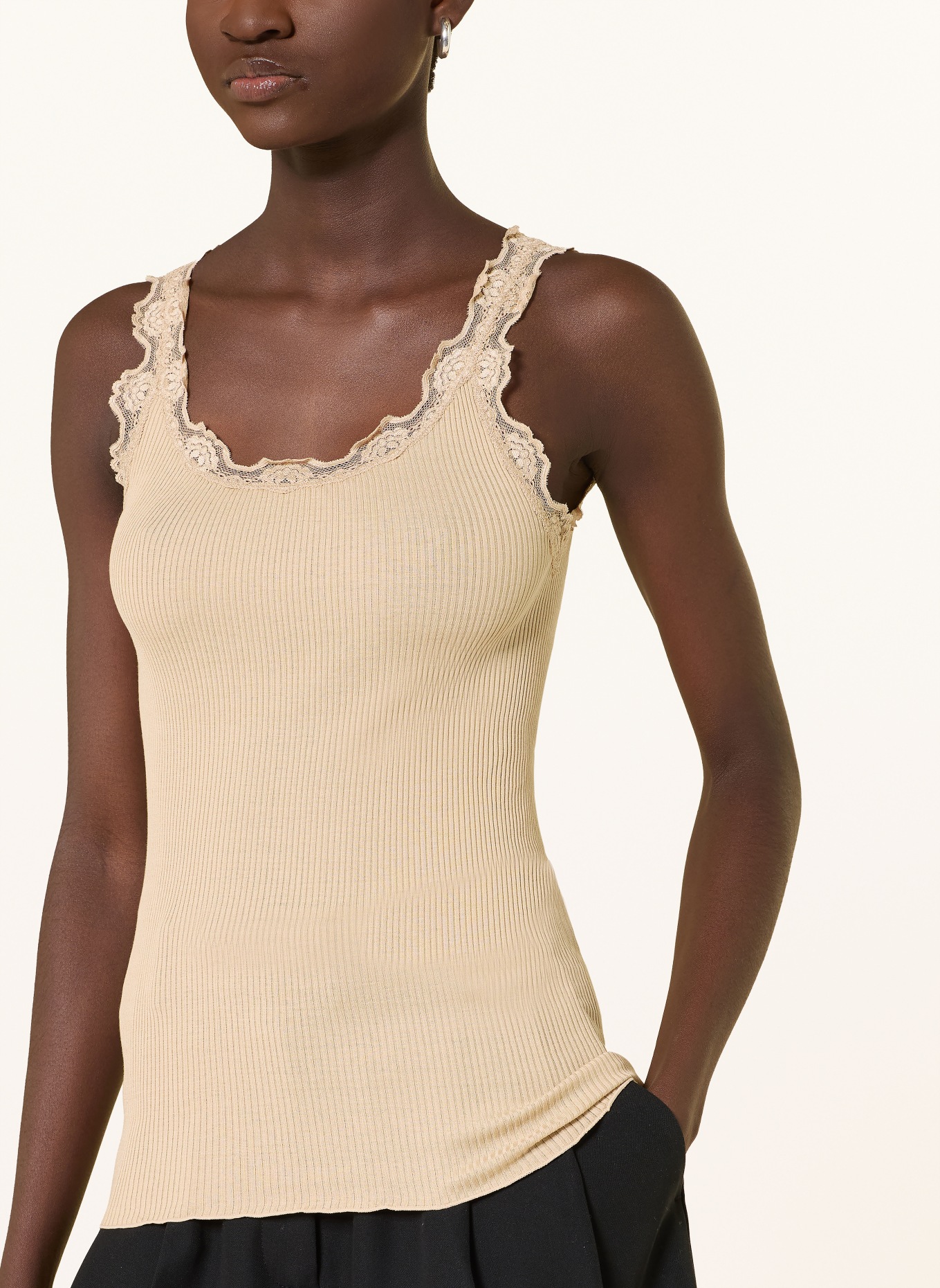 rosemunde Hedvábný top BABETTE s krajkami: VELBLOUDÍ