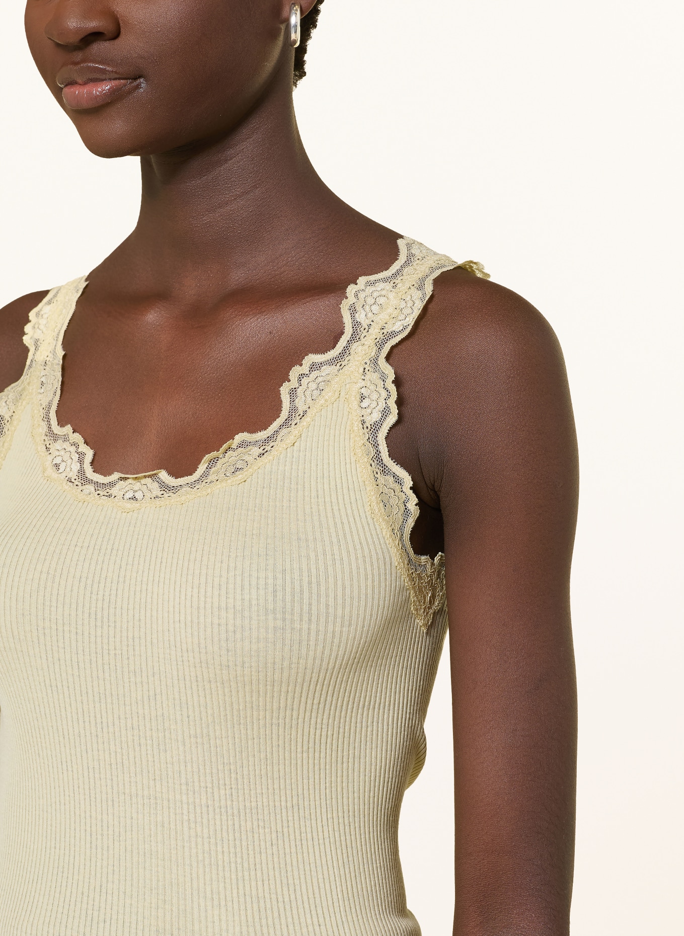 rosemunde Hedvábný top BABETTE s krajkami: ŽLUTÁ