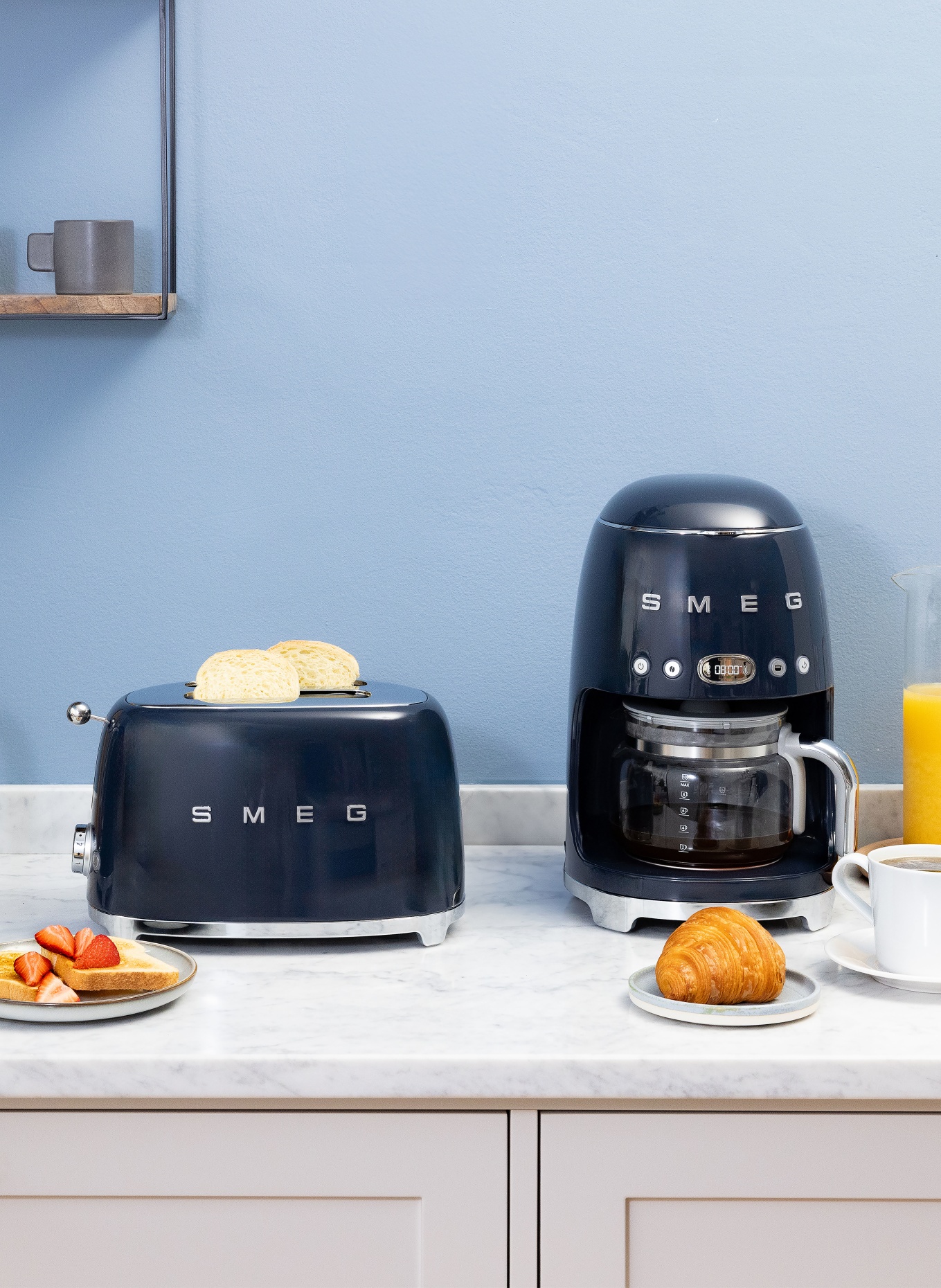 SMEG Przelewowy ekspres do kawy: GRANATOWY