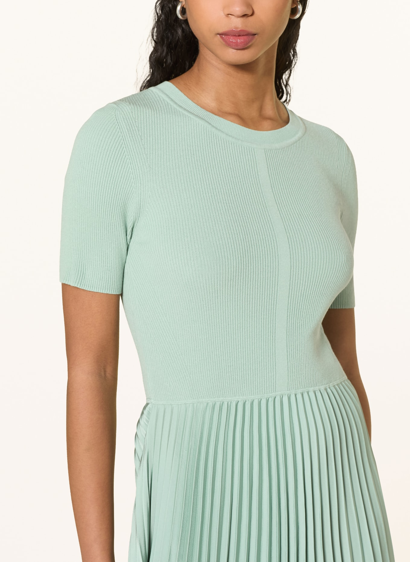 BOSS Šaty FADRIDI ze směsi materiálů s plisováním: MÁTOVÁ