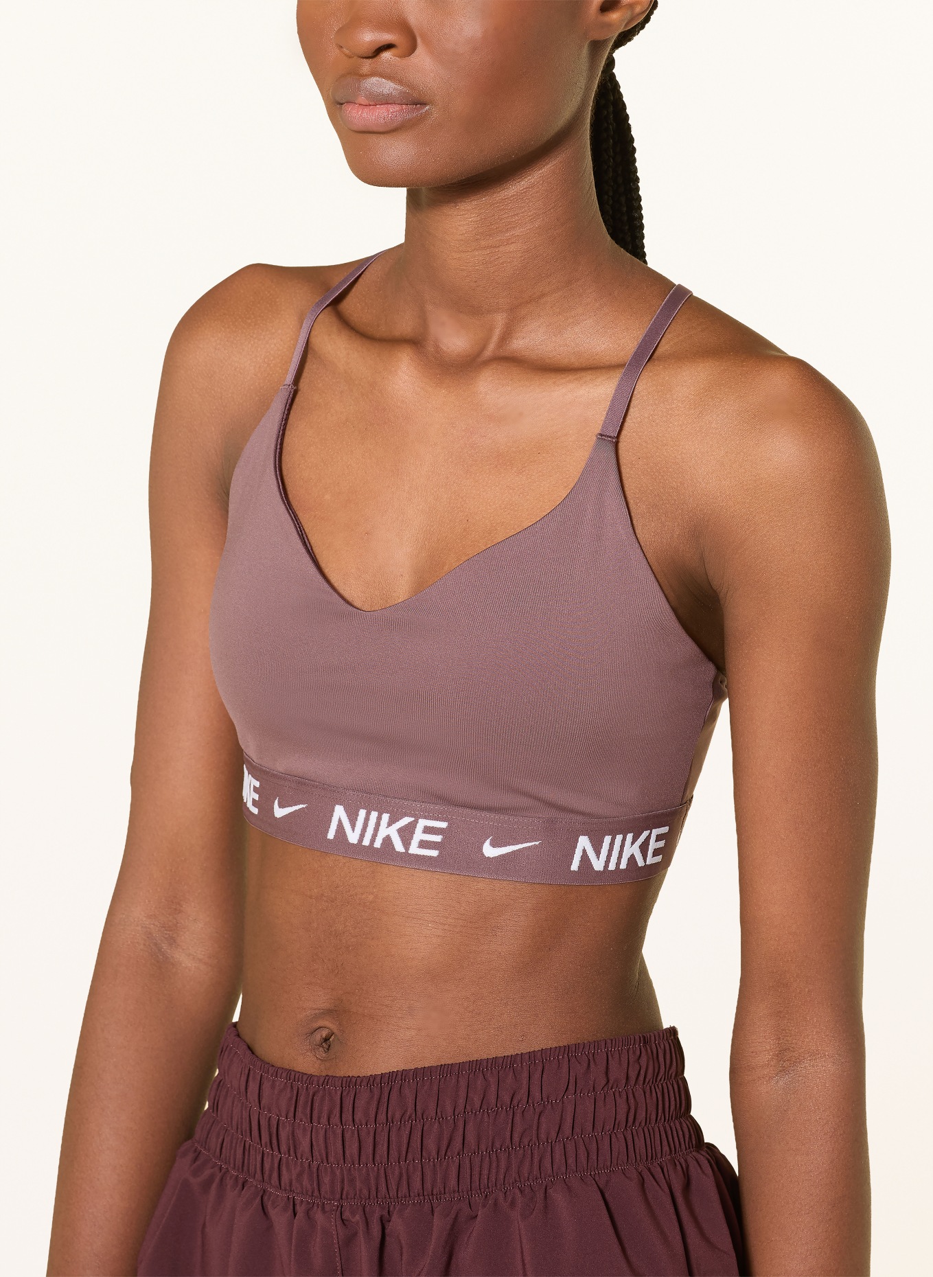 Nike Sportovní podprsenka INDY: STARORŮŽOVÁ / BÍLÁ