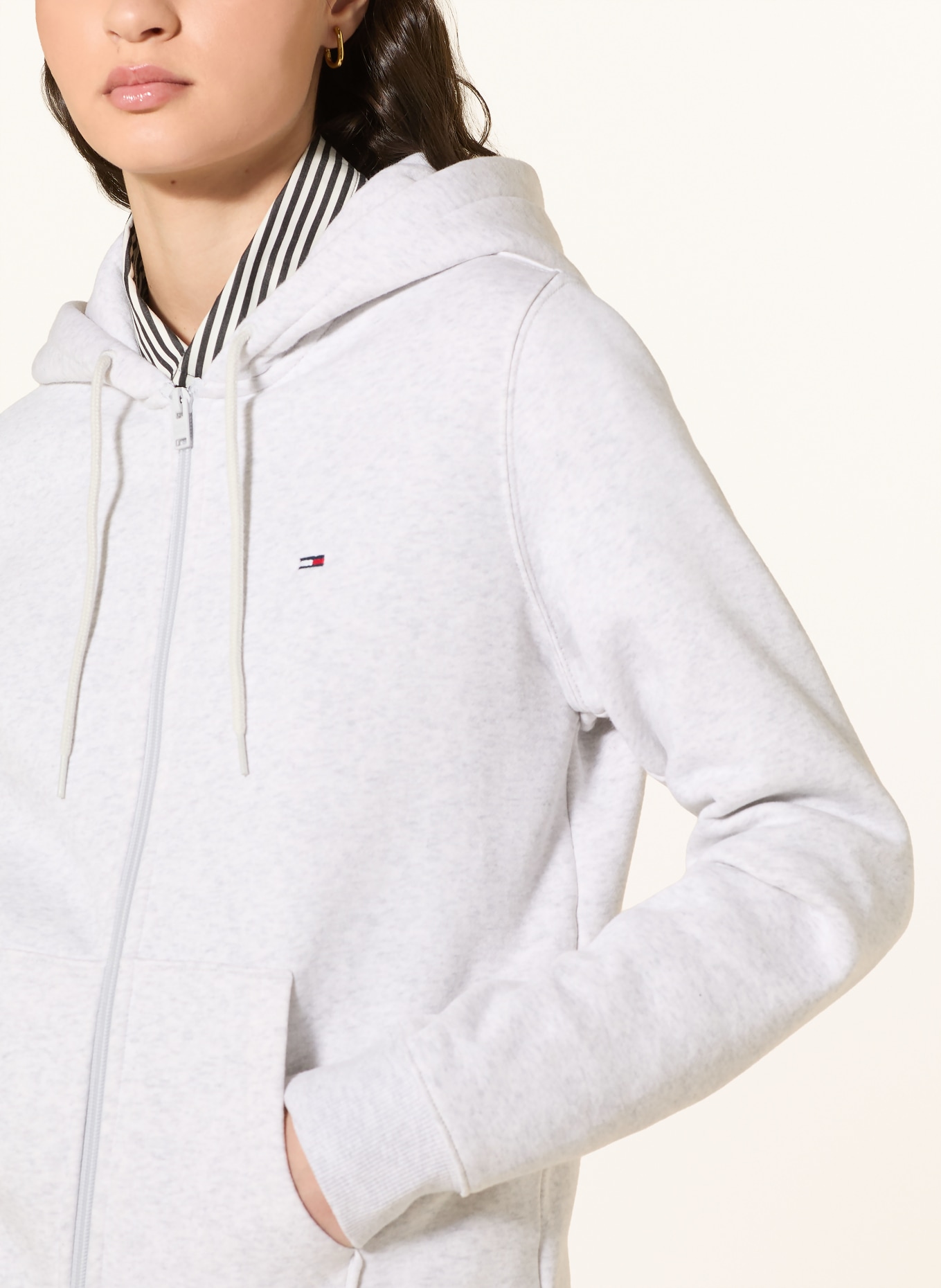 TOMMY JEANS Sweatjacke: HELLGRAU