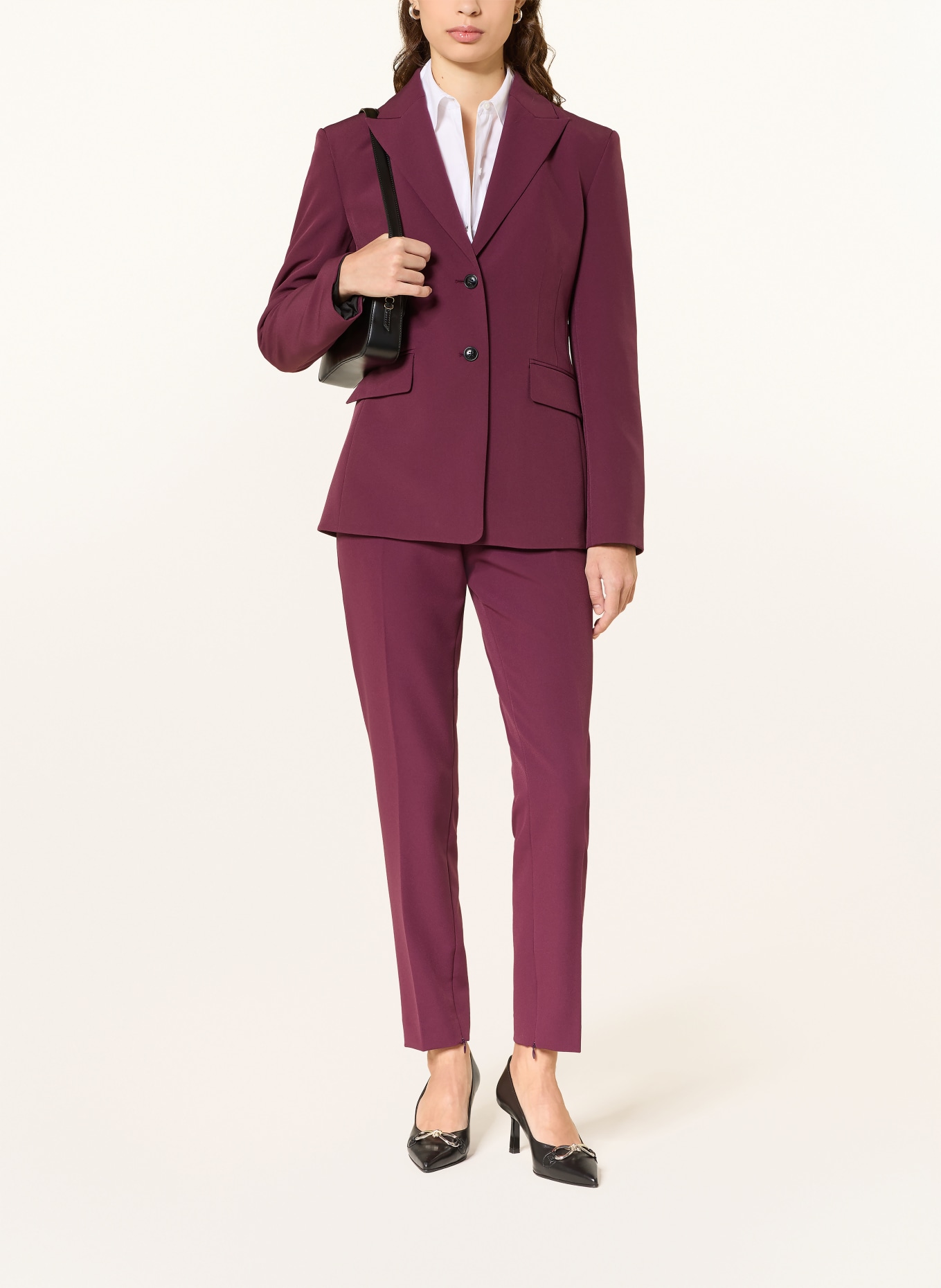 HUGO Blejzr ASMALLA: TMAVĚ ČERVENÁ