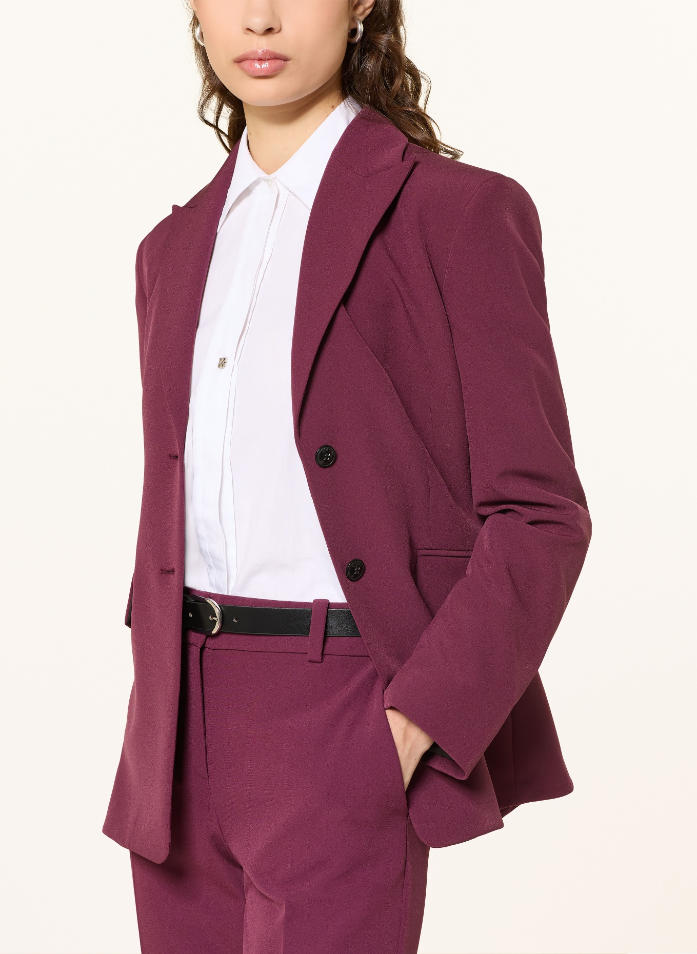 HUGO Blejzr ASMALLA: TMAVĚ ČERVENÁ