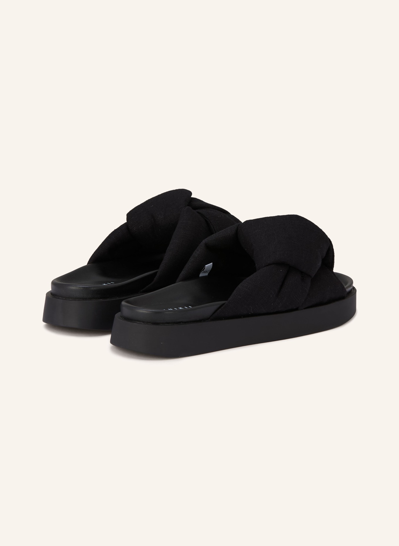 INUIKII Slides: BLACK