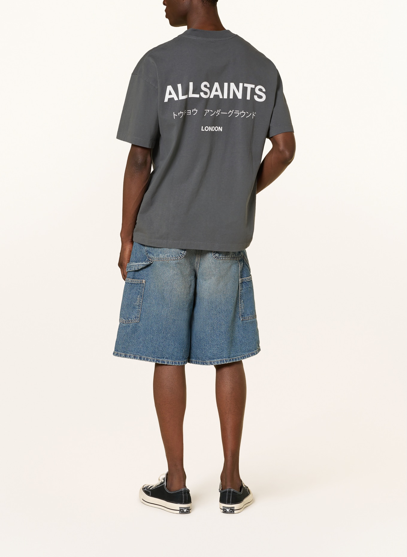 ALLSAINTS Tričko UNDERGROUND: TMAVĚ ŠEDÁ / BÍLÁ