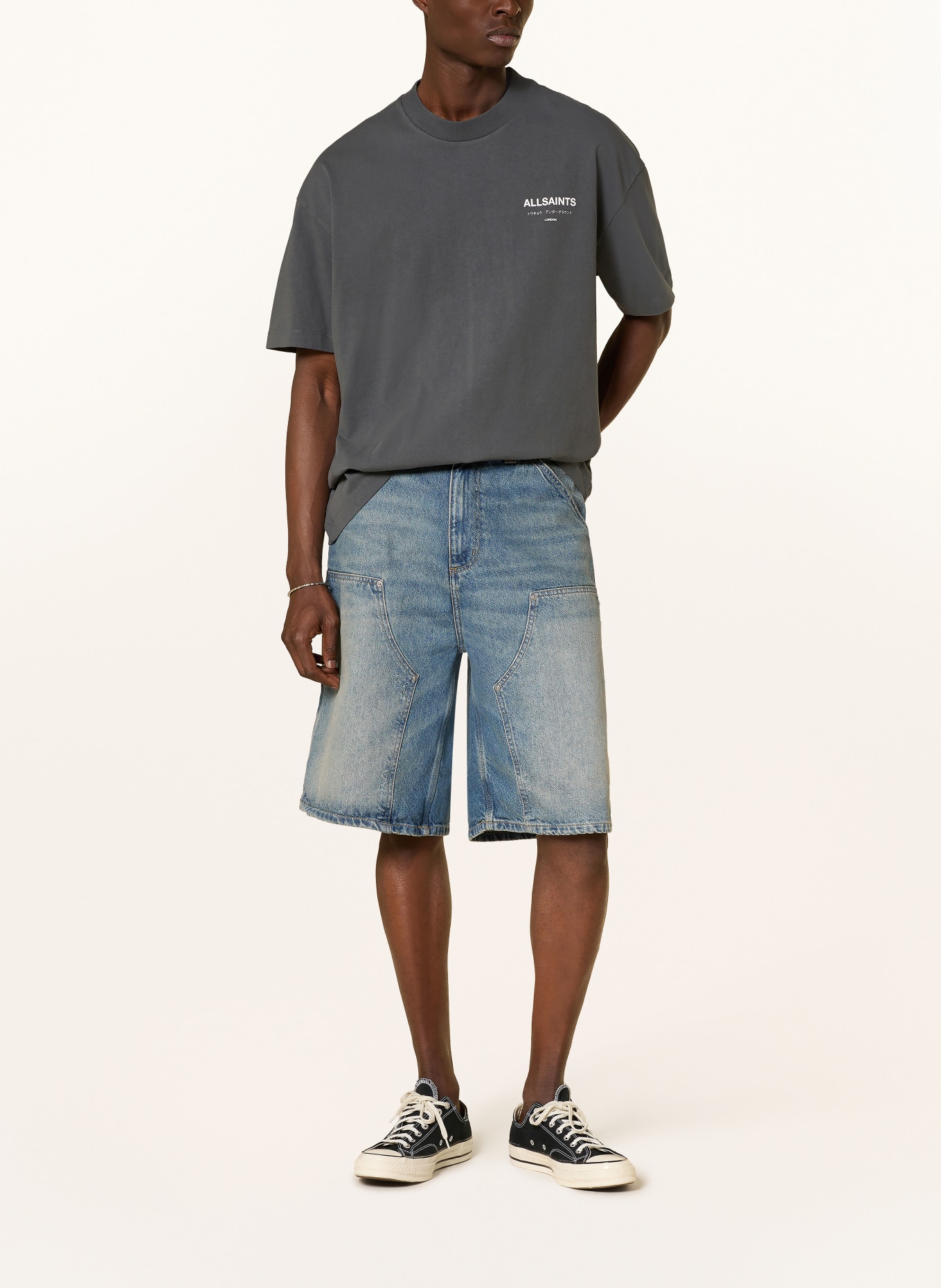 ALLSAINTS Tričko UNDERGROUND: TMAVĚ ŠEDÁ / BÍLÁ