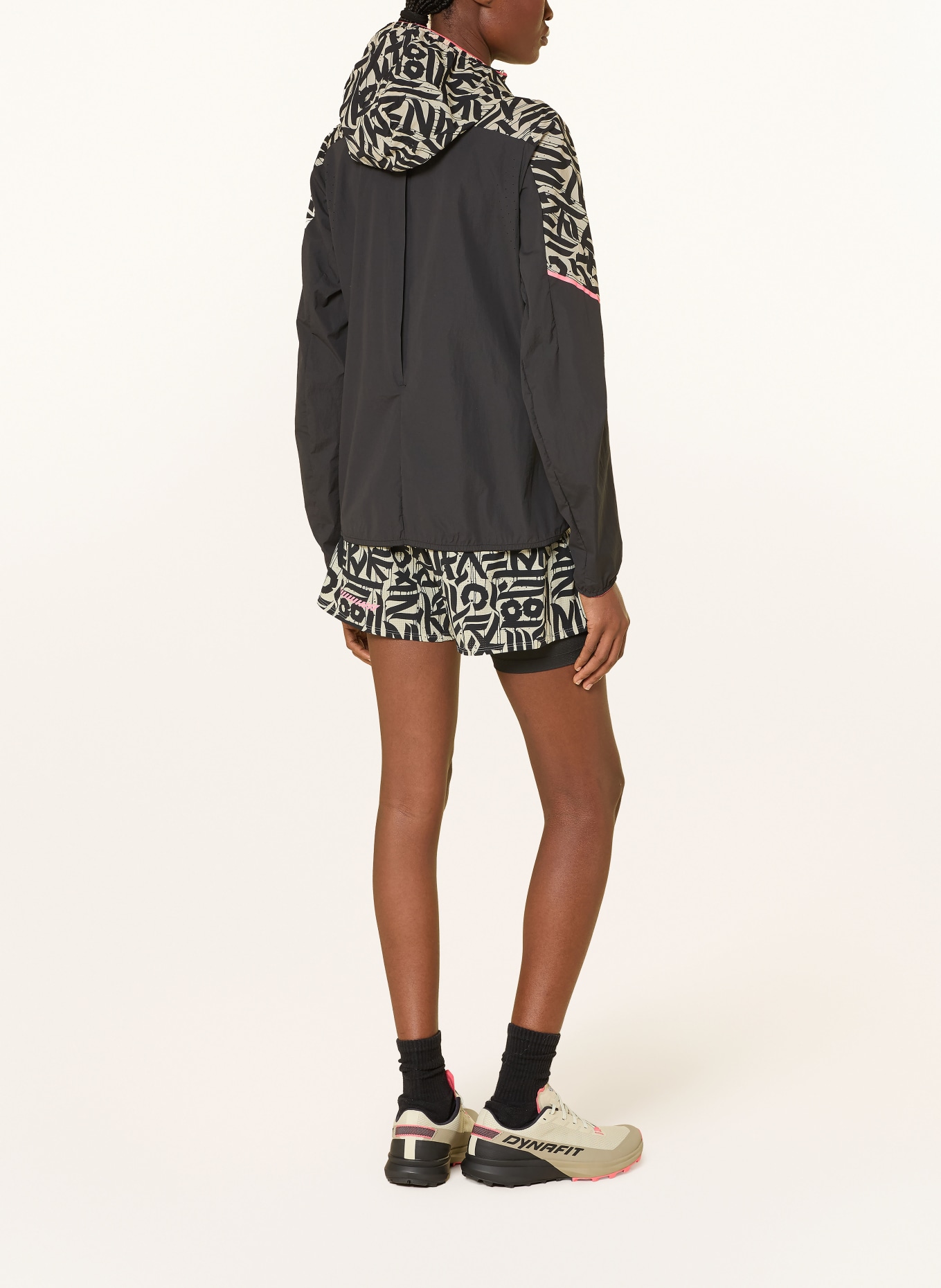 DYNAFIT Trekingové šortky TRAIL 2IN1: KRÉMOVÁ / NEONOVĚ ČERVENÁ / ČERNÁ