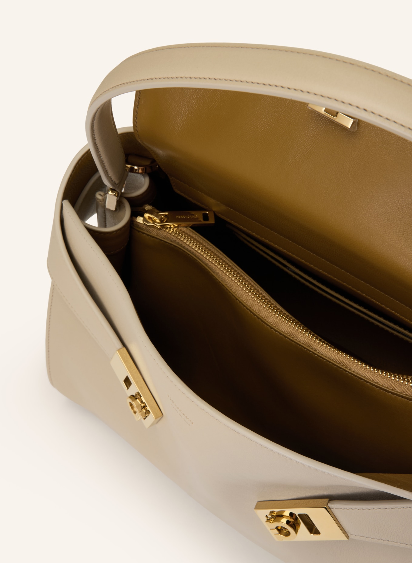 FERRAGAMO Kabelka HUG: SVĚTLE HNĚDÁ / ZLATÁ