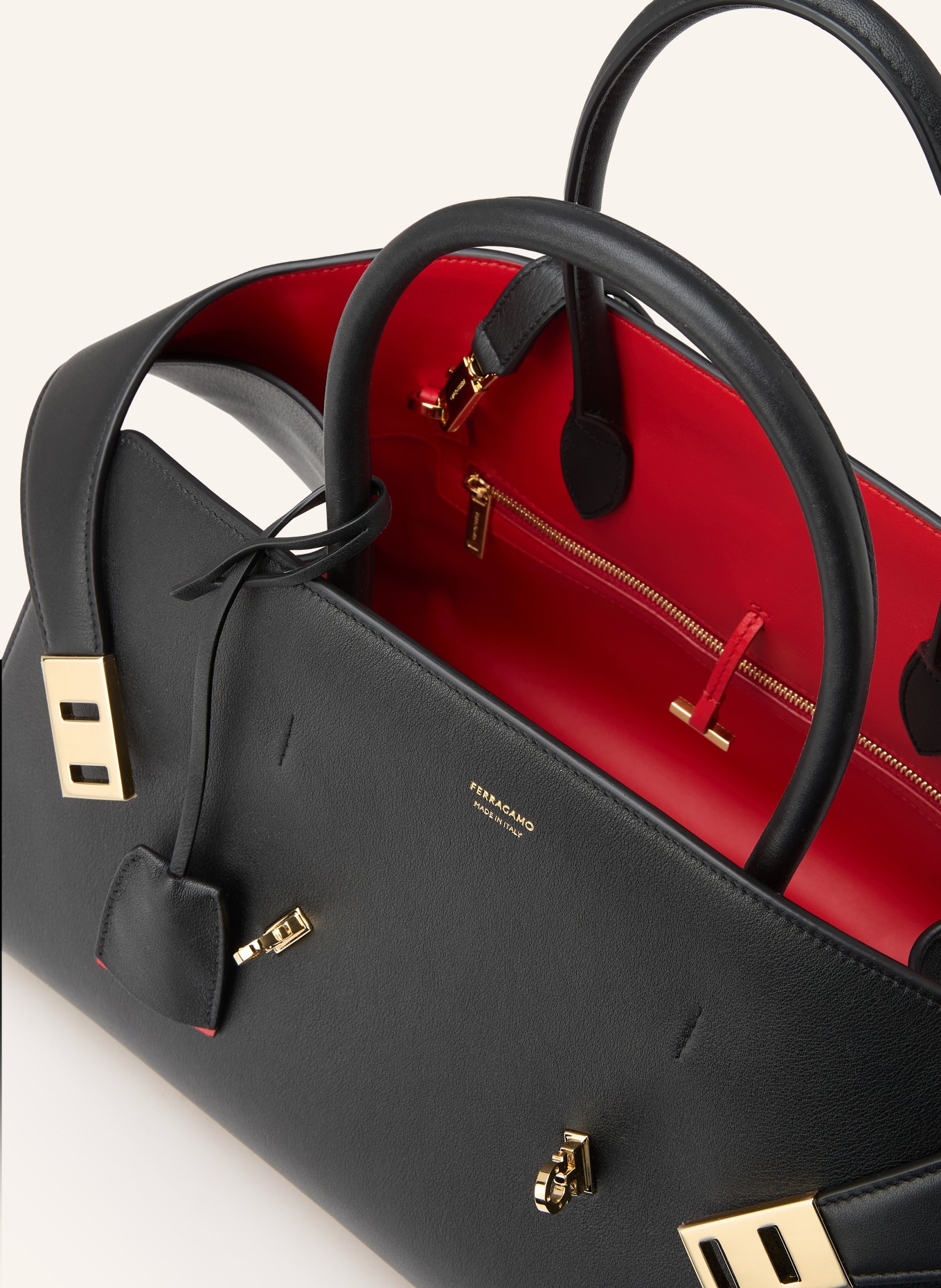 FERRAGAMO Torebka HUG LARGE: CZARNY