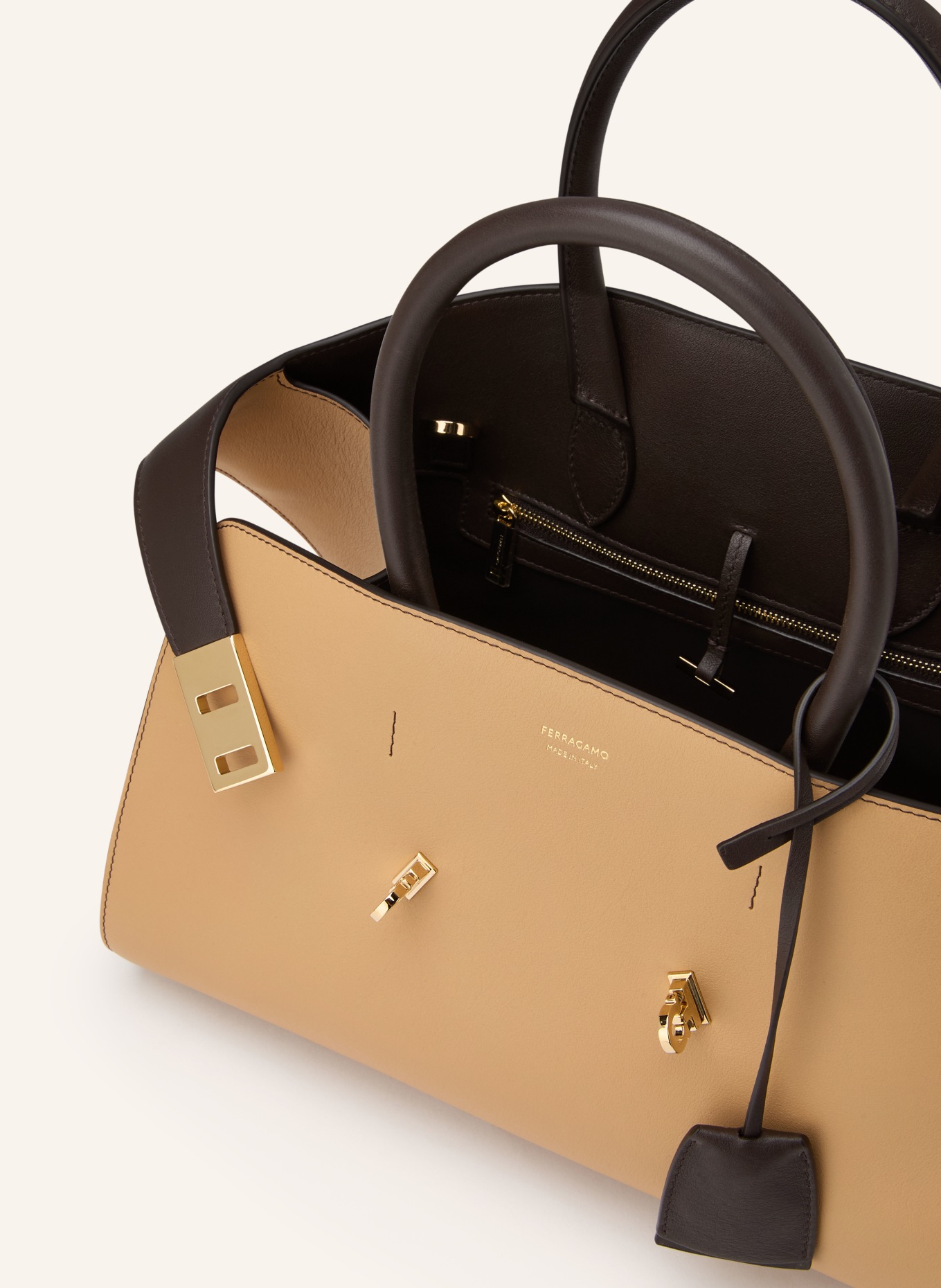 FERRAGAMO Handtasche HUG: DUNKELBRAUN / CAMEL