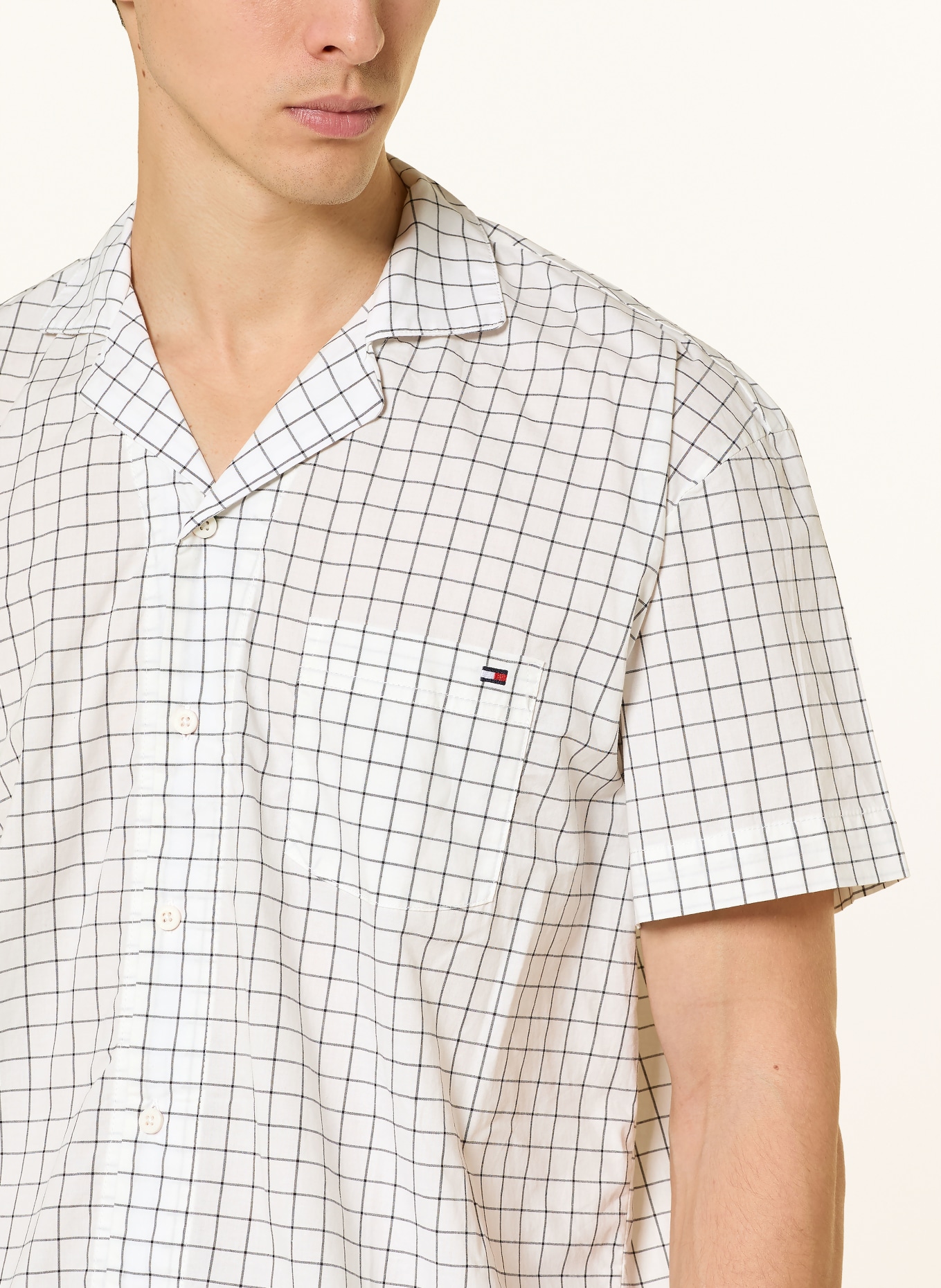 TOMMY HILFIGER Shorty-Schlafanzug: WEISS / DUNKELGRAU