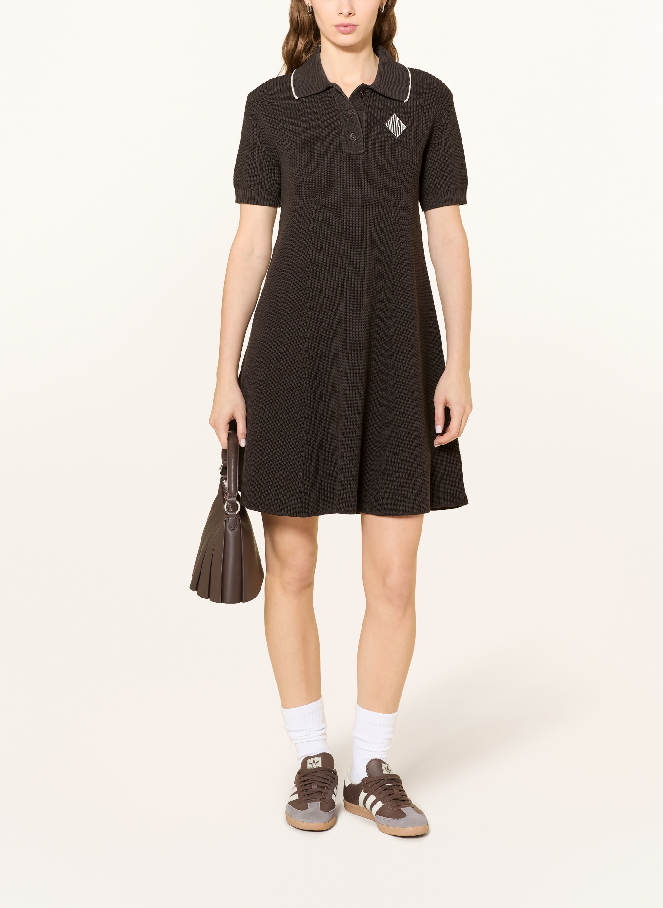 LACOSTE pletené šaty: TMAVĚ HNĚDÁ
