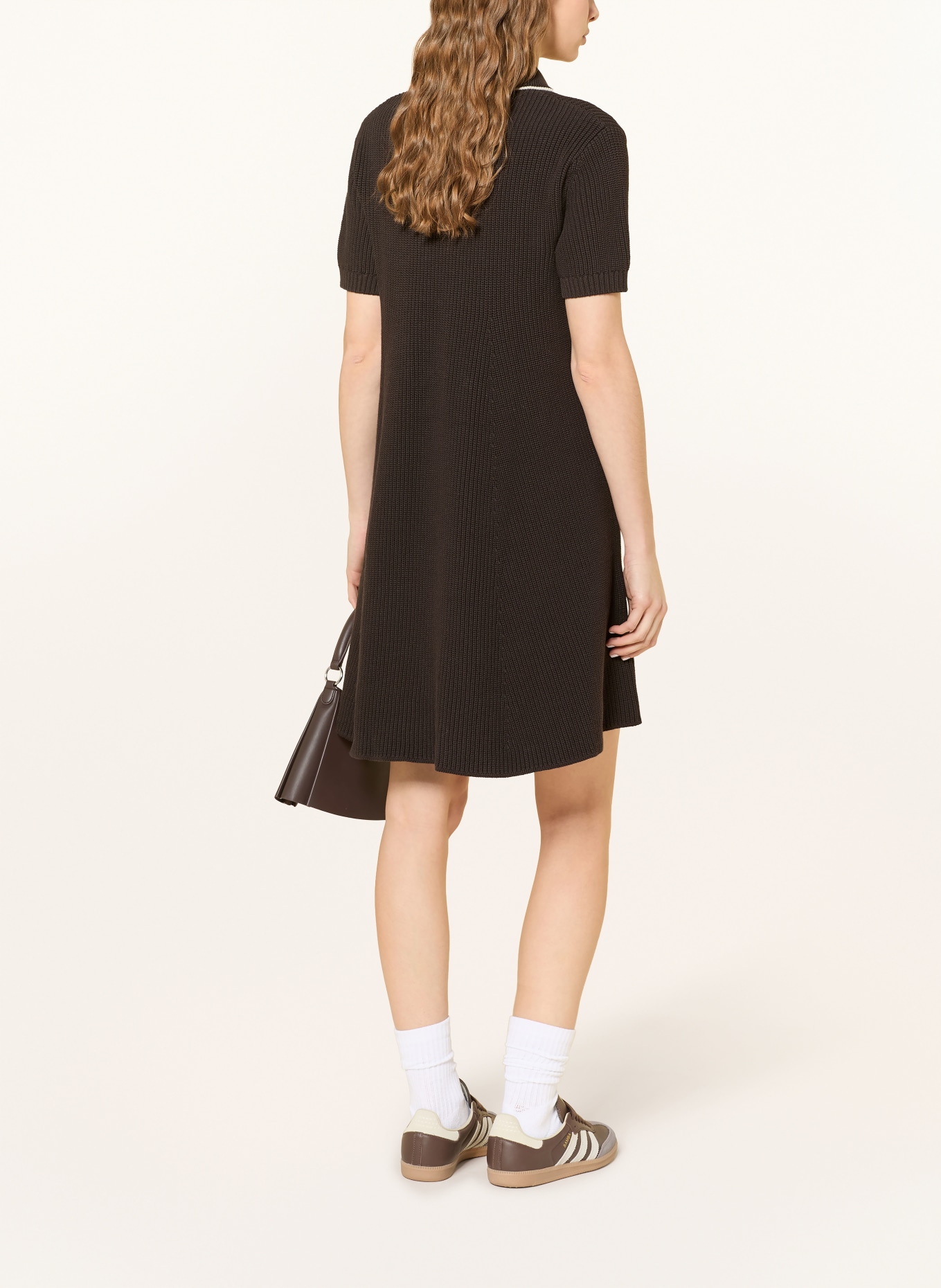 LACOSTE pletené šaty: TMAVĚ HNĚDÁ