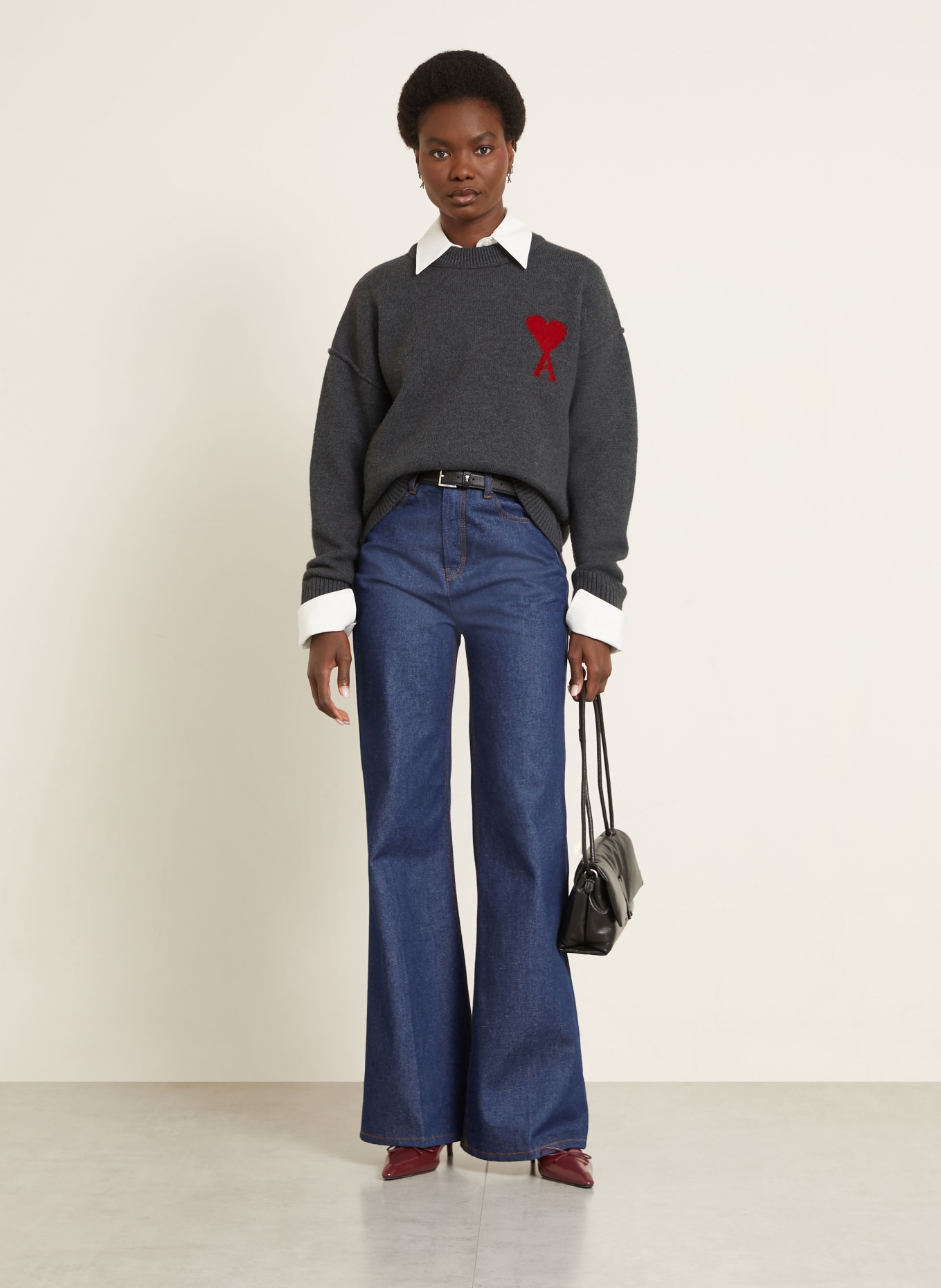 AMI PARIS Svetr: TMAVĚ ŠEDÁ / ČERVENÁ