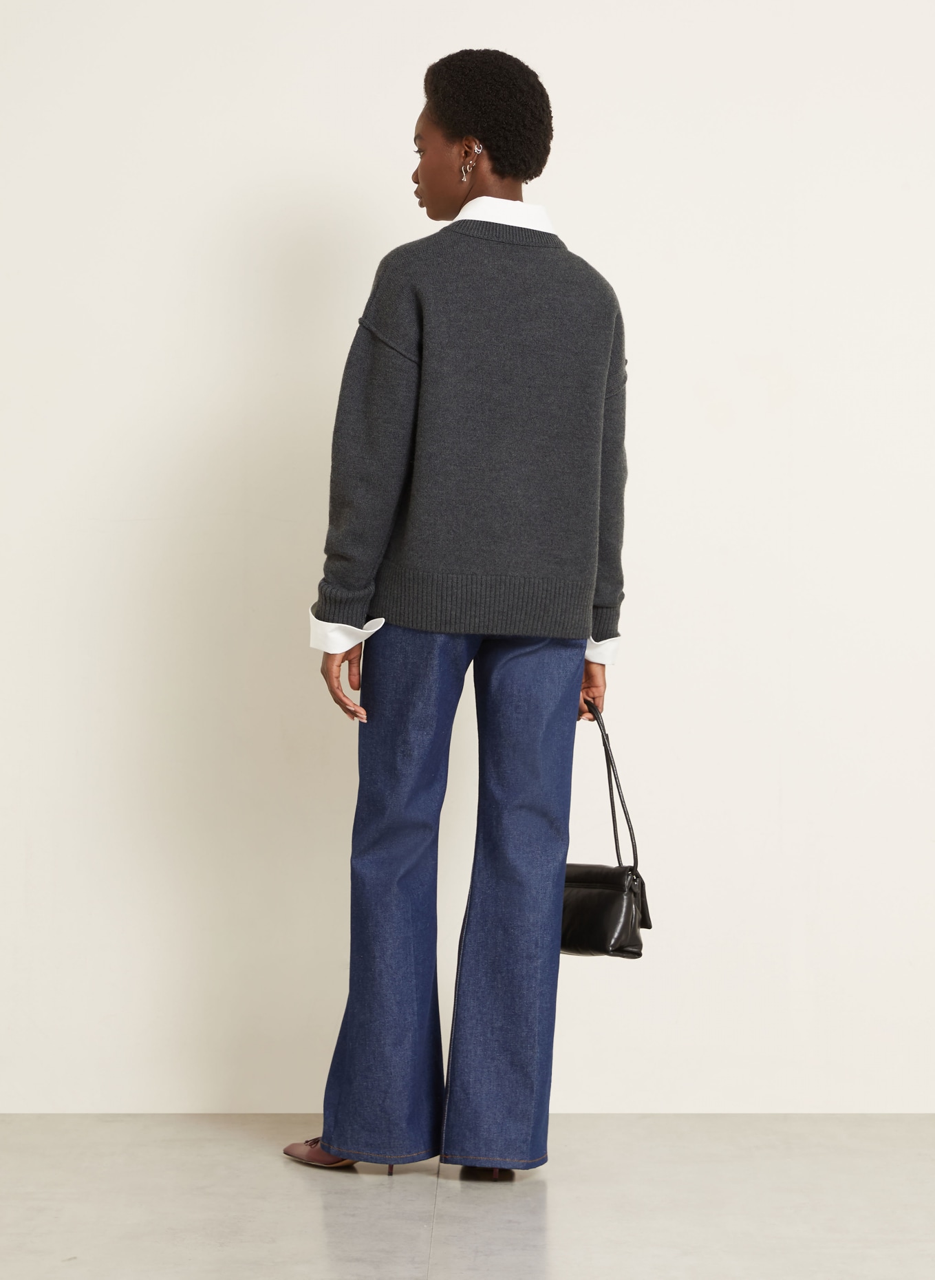 AMI PARIS Svetr: TMAVĚ ŠEDÁ / ČERVENÁ