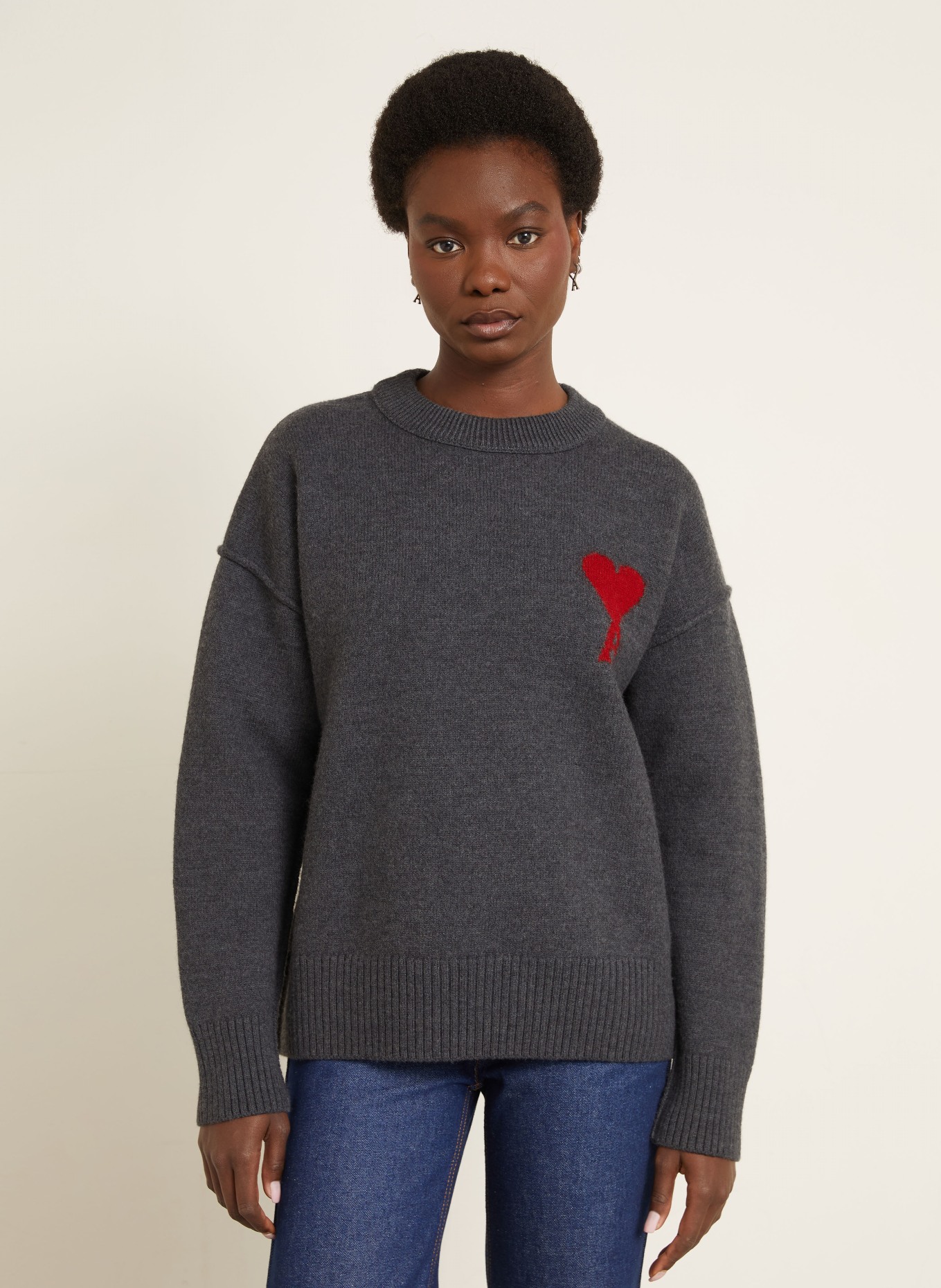 AMI PARIS Svetr: TMAVĚ ŠEDÁ / ČERVENÁ