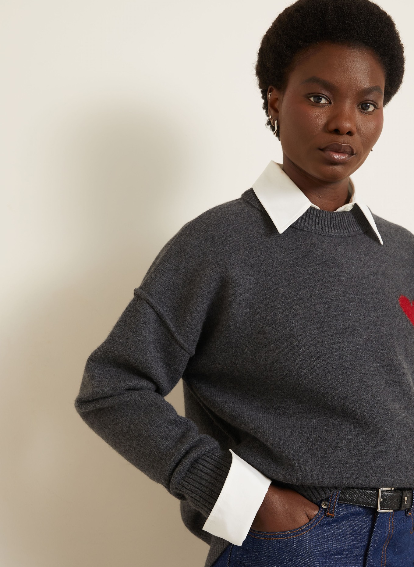 AMI PARIS Svetr: TMAVĚ ŠEDÁ / ČERVENÁ