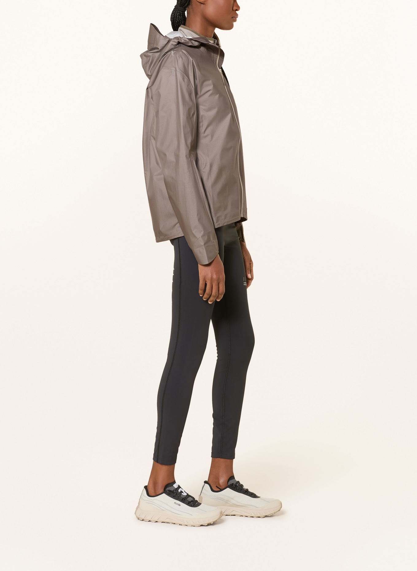 SATISFY Hardloopjack PERTEX 3L RAIN: TAUPE