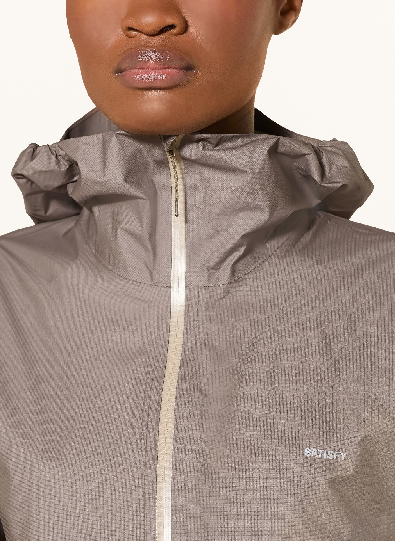 SATISFY Hardloopjack PERTEX 3L RAIN: TAUPE