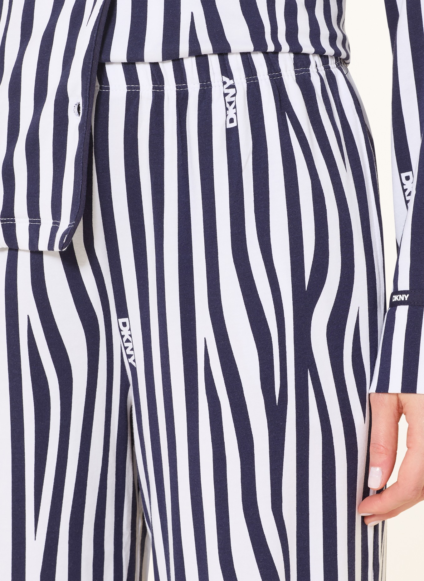 DKNY Pyžamo NEW YORK INSPIRED: MODRÁ / BÍLÁ