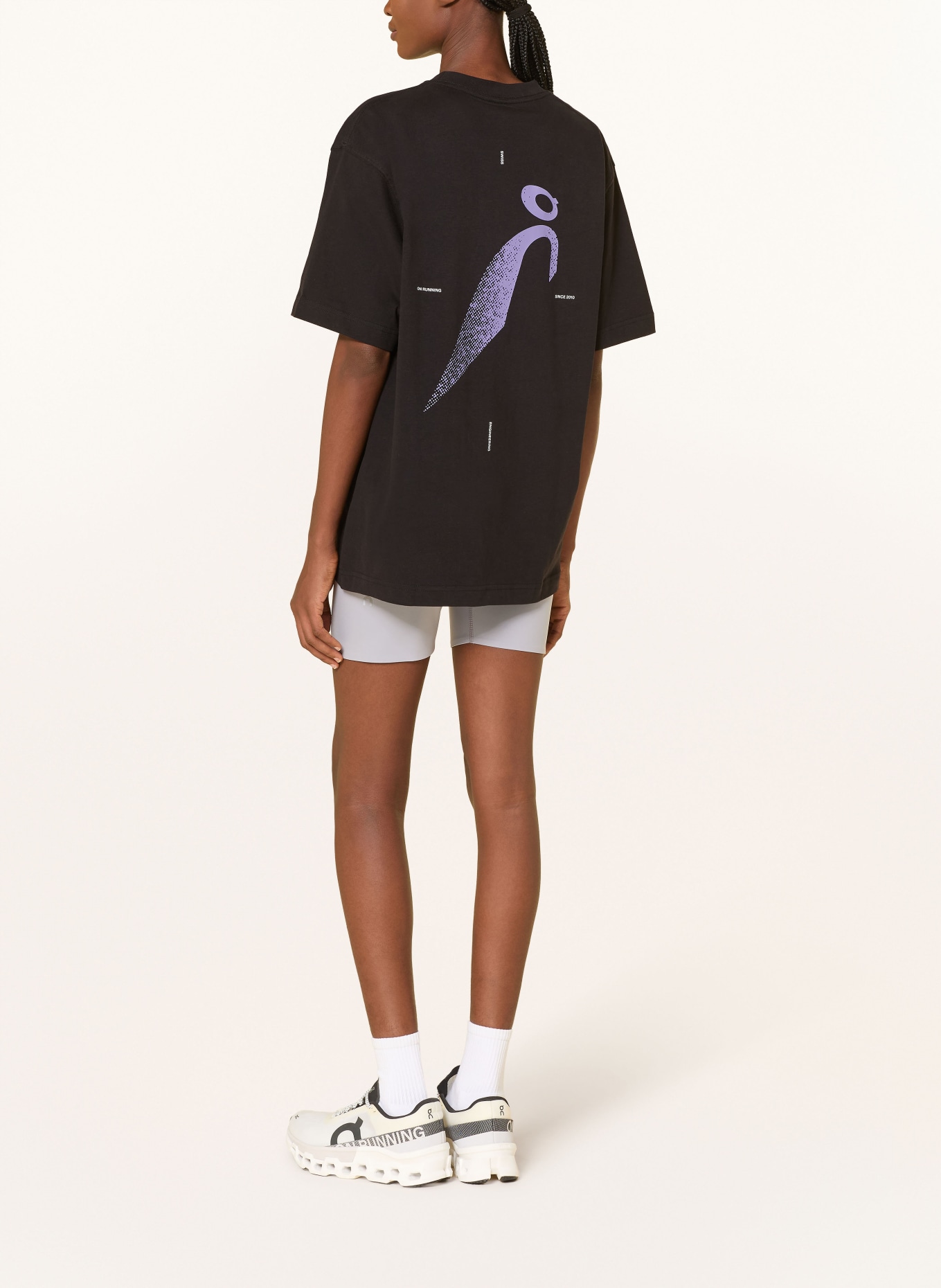 On CLUB T-RHYTHM T-shirt: BLACK / PURPLE