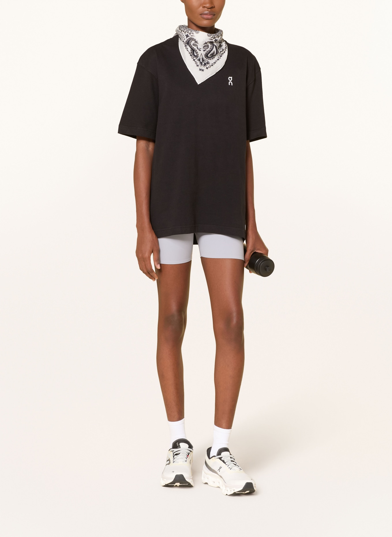 On CLUB T-RHYTHM T-shirt: BLACK / PURPLE