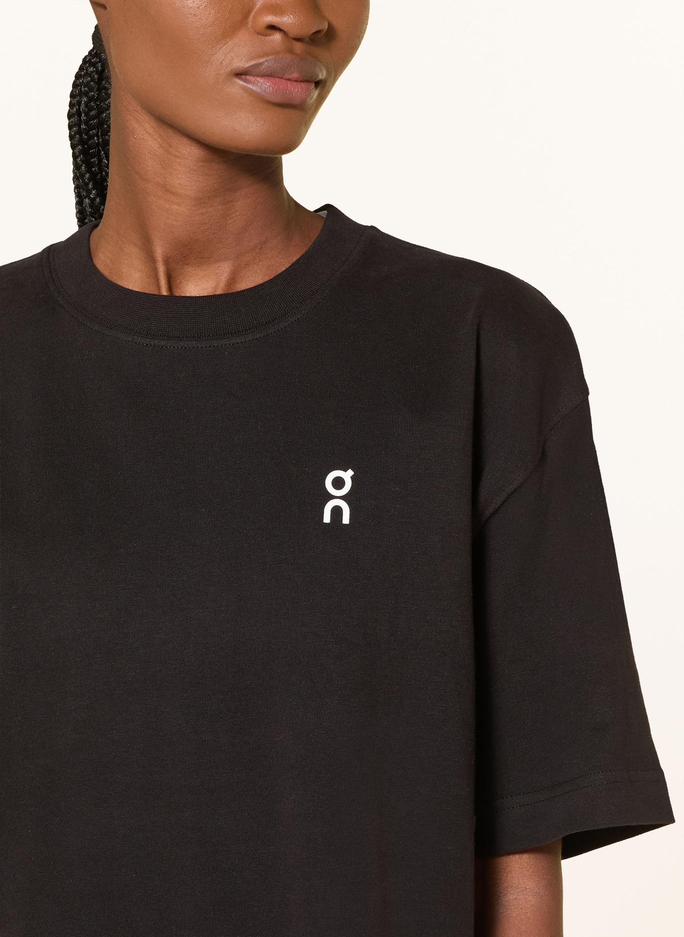 On CLUB T-RHYTHM T-shirt: BLACK / PURPLE