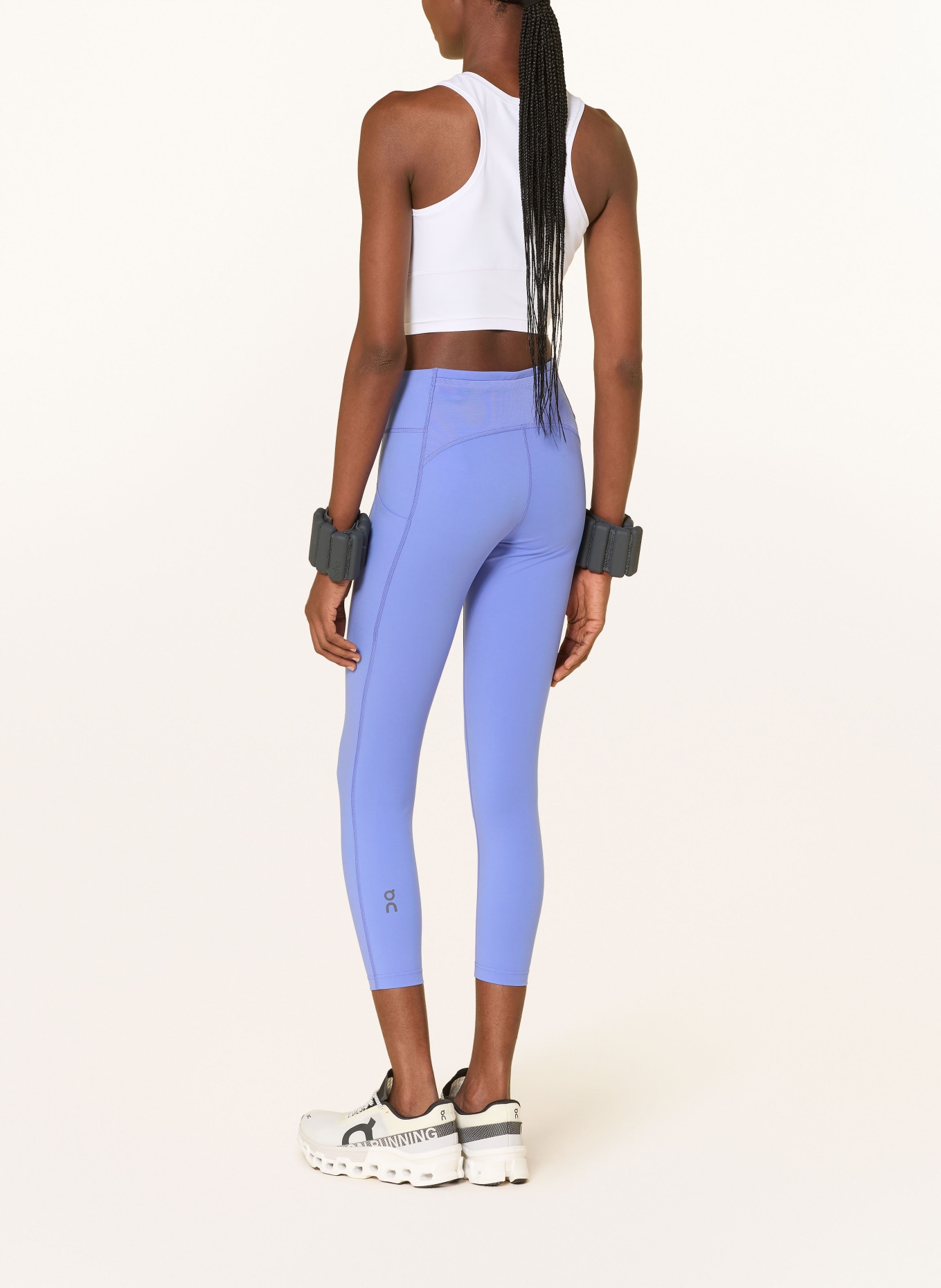 On Cropped-Top STUDIO: WEISS