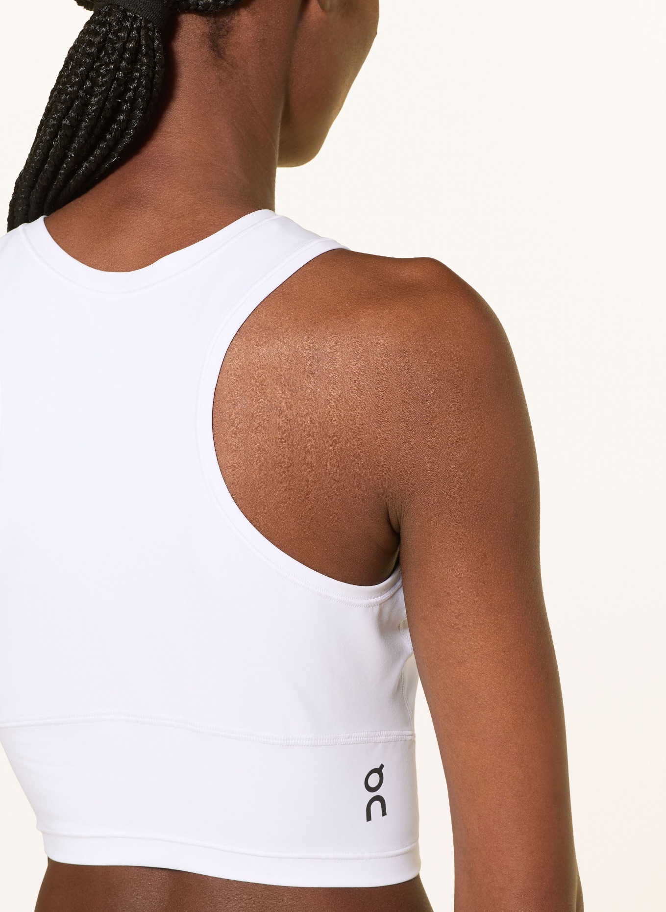 On Cropped-Top STUDIO: WEISS