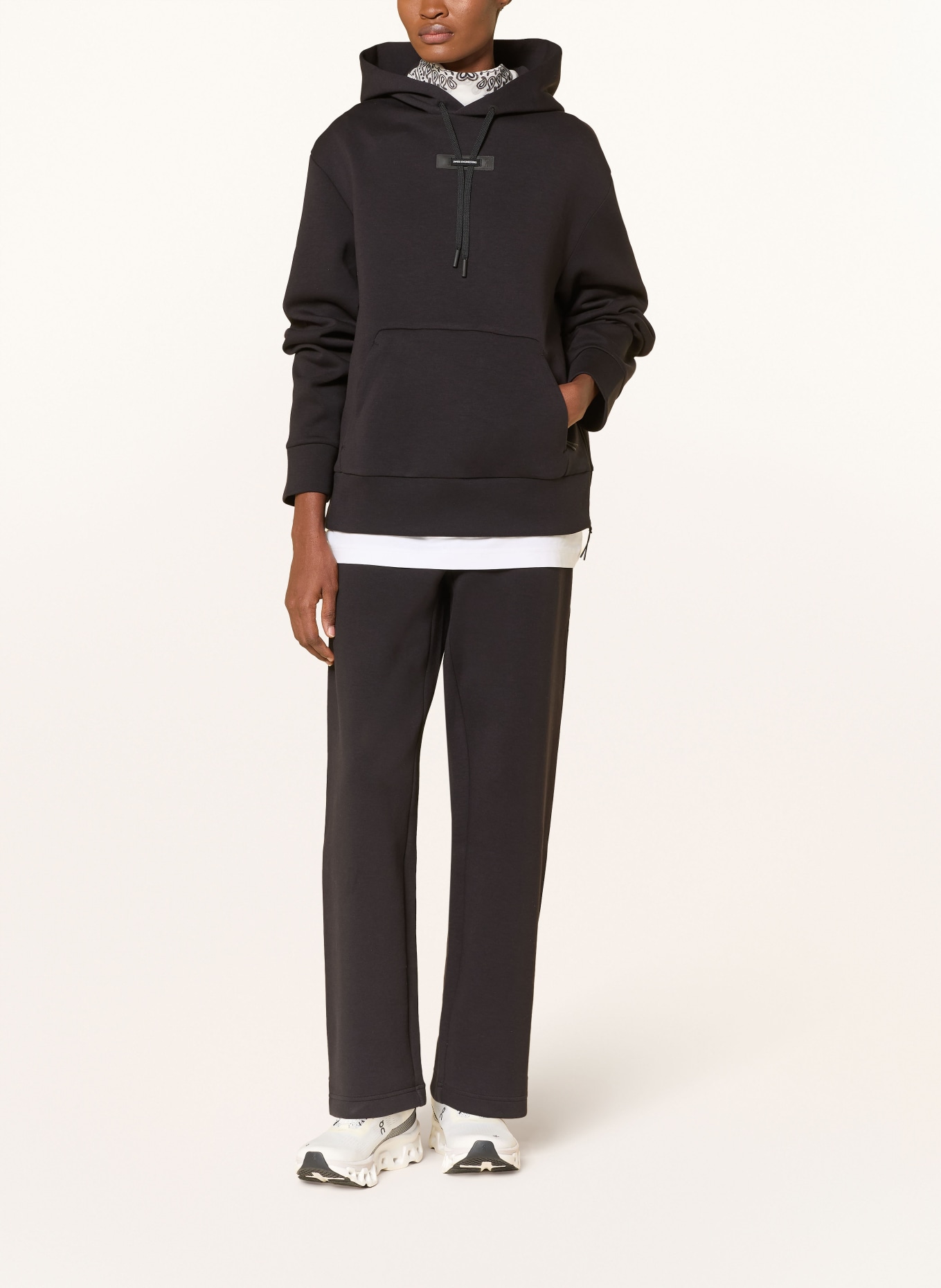 On FOCUS TECH Hoodie: BLACK