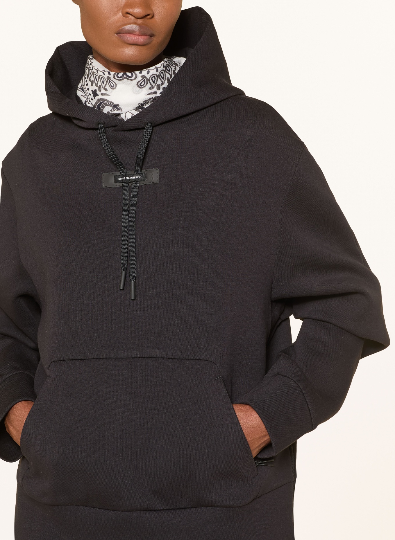 On FOCUS TECH Hoodie: BLACK
