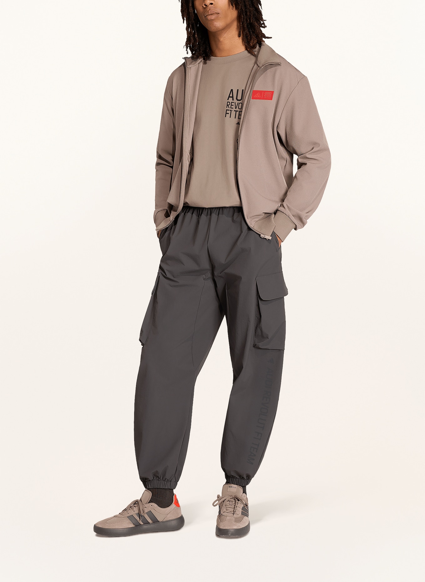 adidas Pantalon cargo AUDI FORMULA ONE TEAM ELEVATED: GRIS FONCÉ