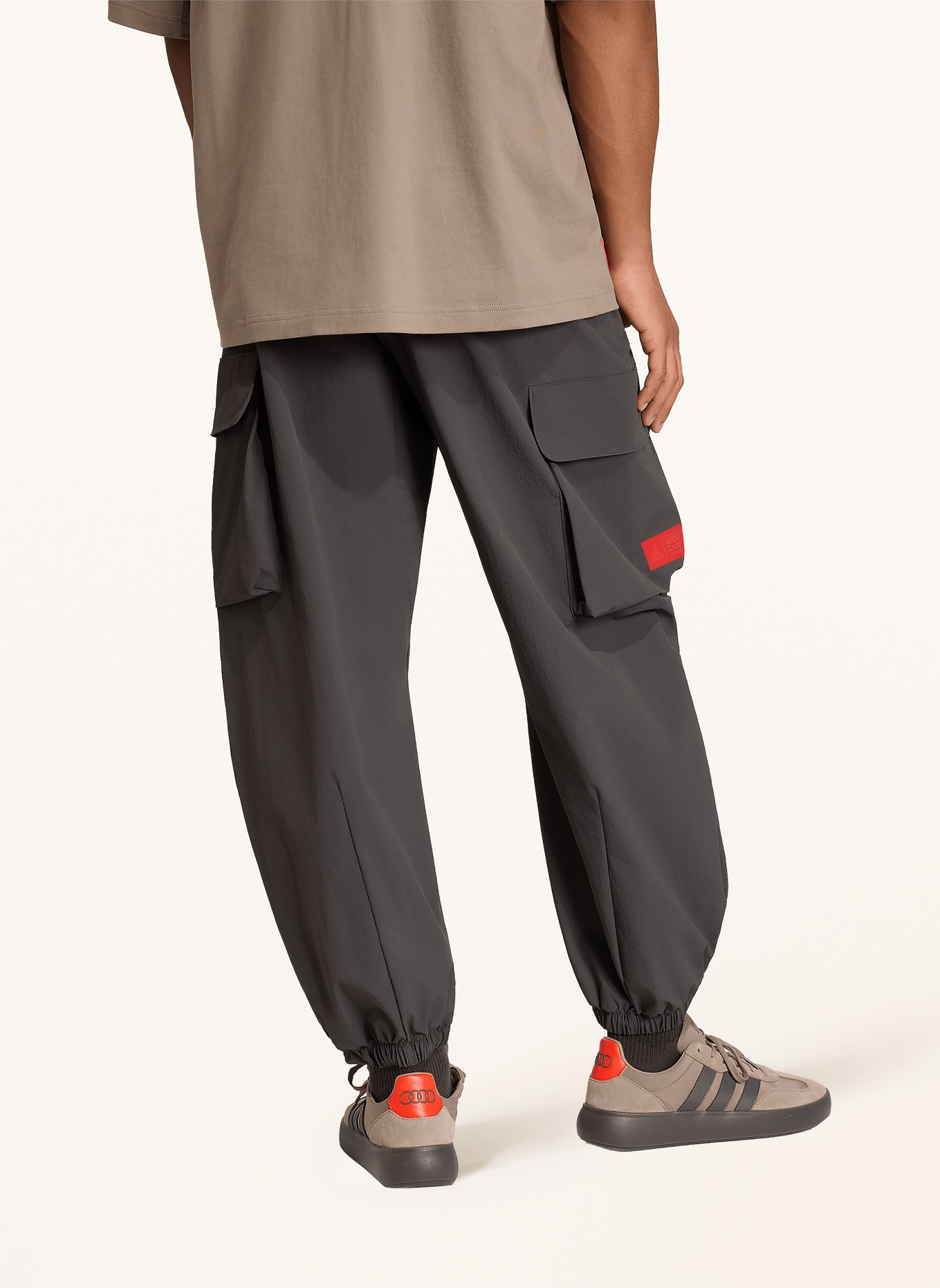 adidas Pantalon cargo AUDI FORMULA ONE TEAM ELEVATED: GRIS FONCÉ