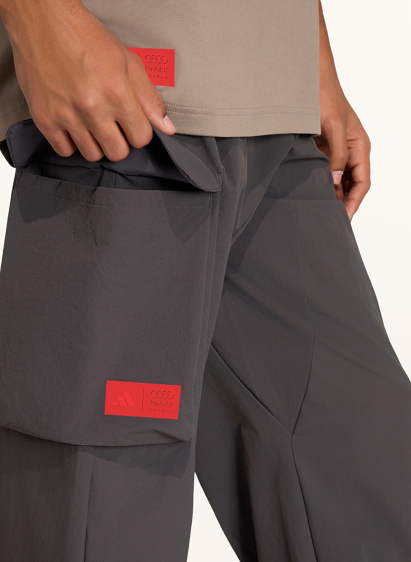adidas Pantalon cargo AUDI FORMULA ONE TEAM ELEVATED: GRIS FONCÉ