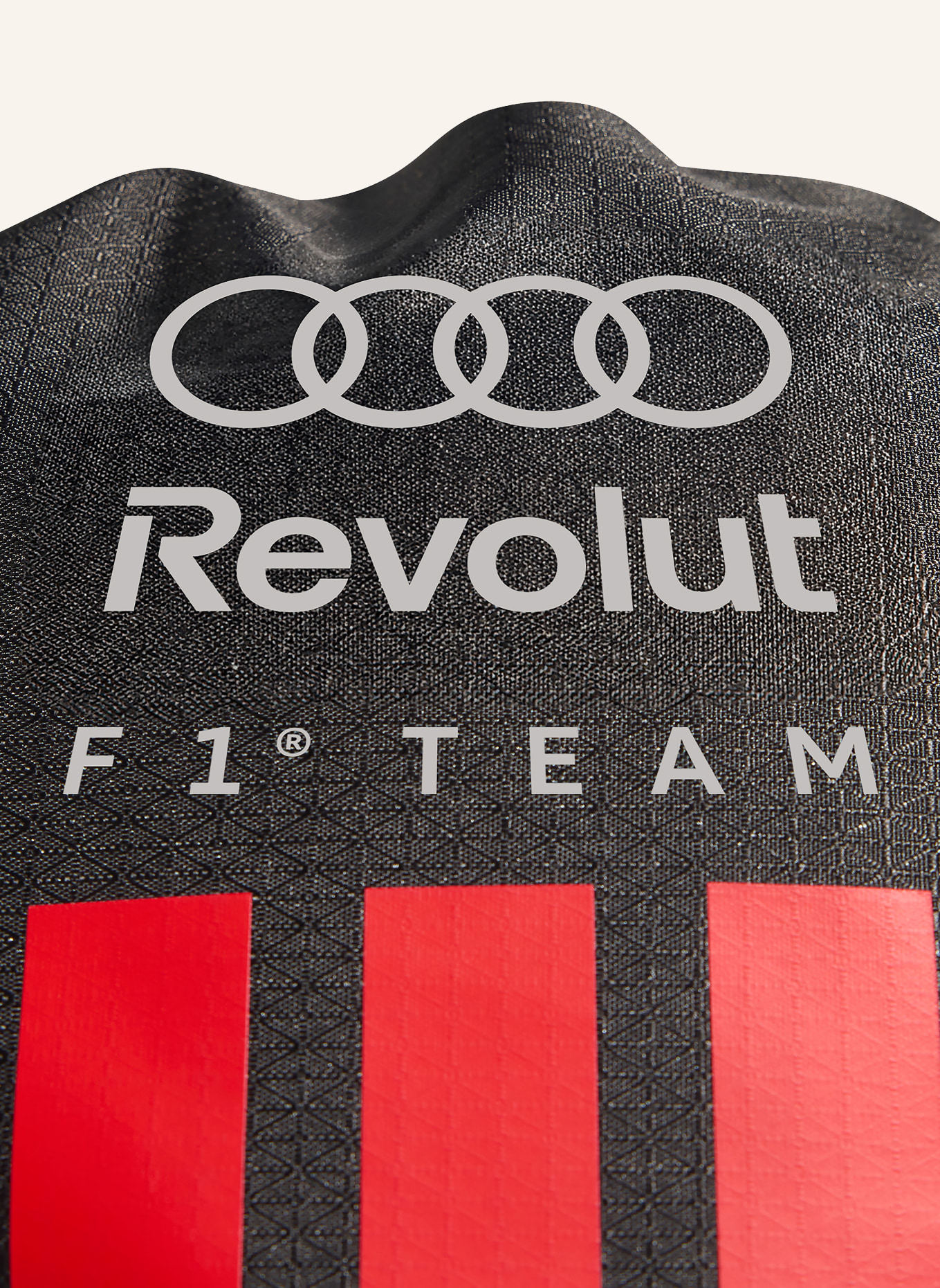 adidas Sac à dos AUDI REVOLUT FORMULA ONE TEAM DNA: GRIS FONCÉ / ROUGE