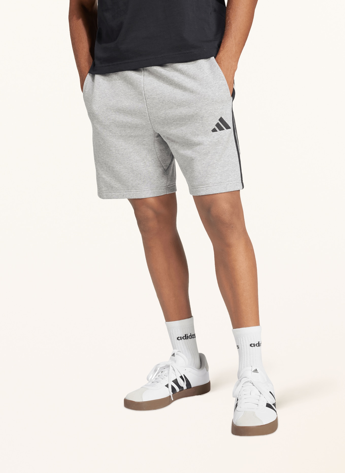 adidas Šortky ESSENTIAL 3-STRIPES: SVĚTLE ŠEDÁ / ČERNÁ