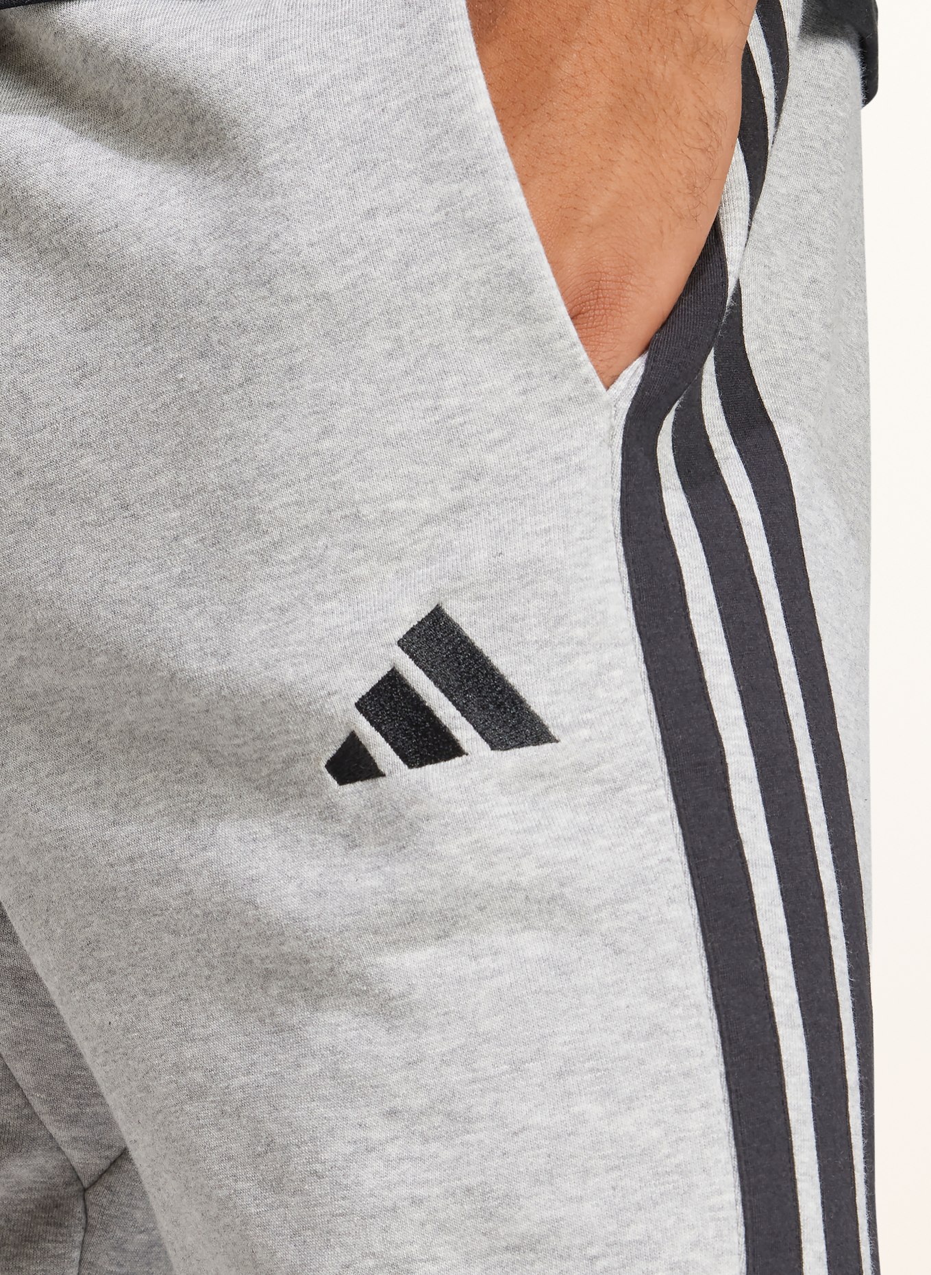 adidas Šortky ESSENTIAL 3-STRIPES: SVĚTLE ŠEDÁ / ČERNÁ