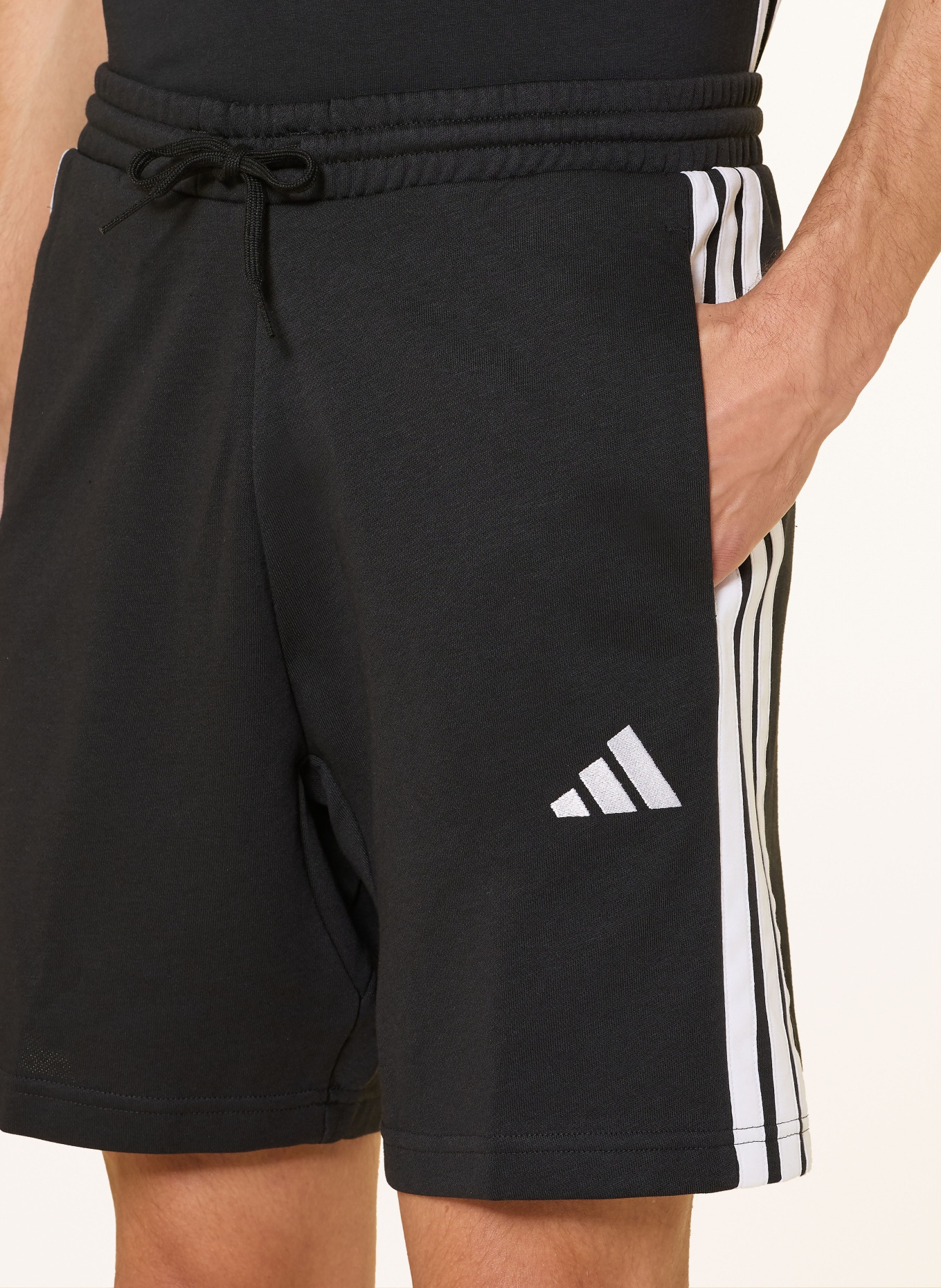 adidas Sweatshorts: SCHWARZ / WEISS