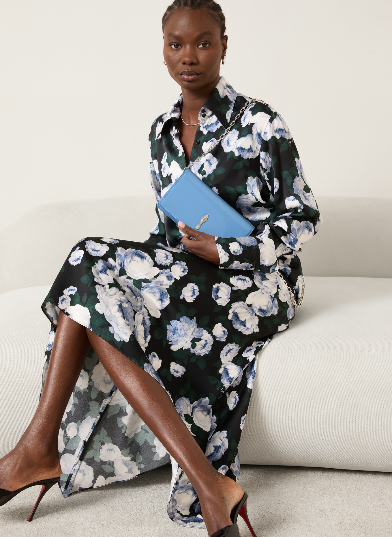 Christian Louboutin Schultertasche BETTINA: HELLBLAU