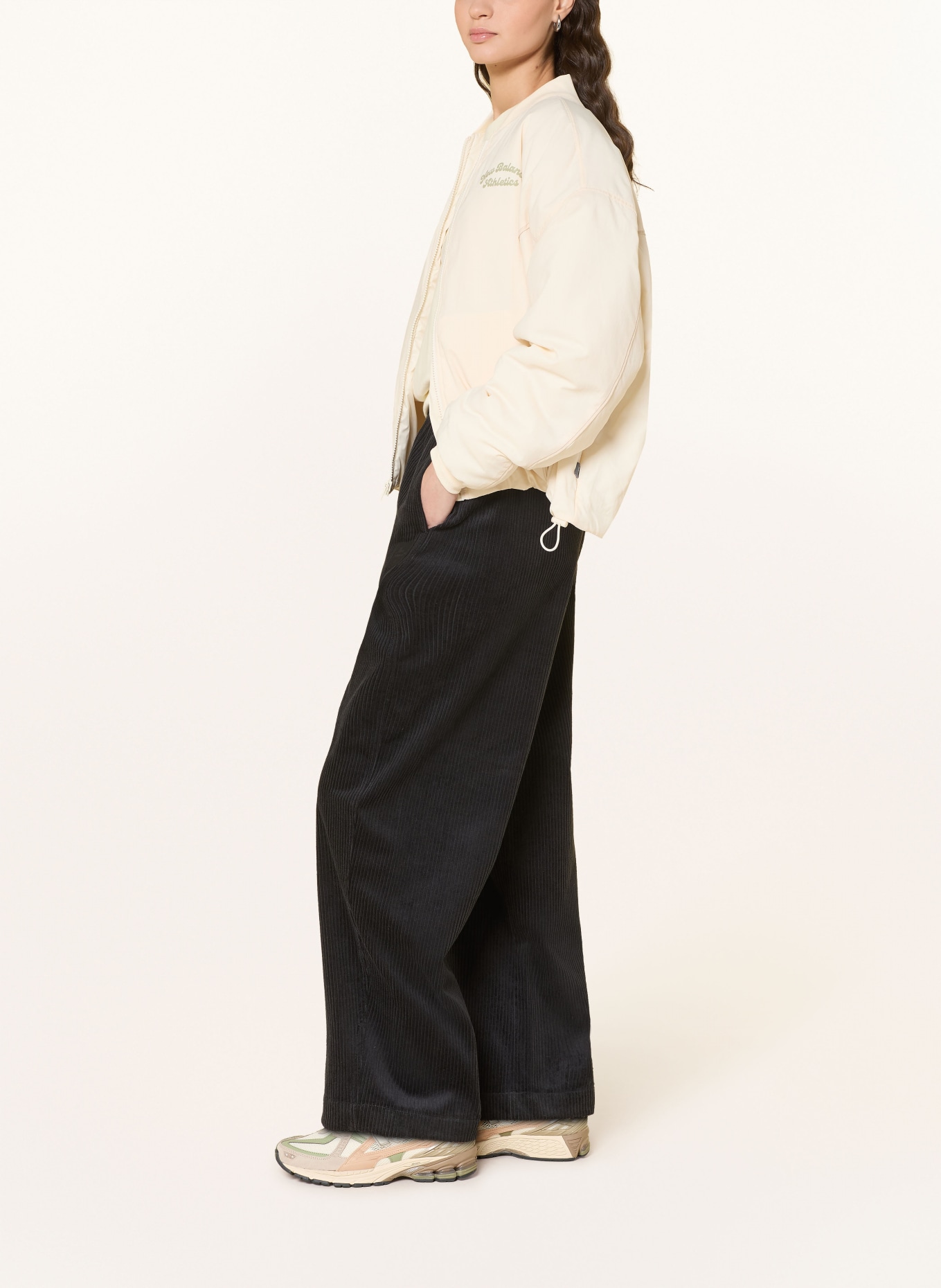 new balance Cordhose im Jogging-Stil: SCHWARZ