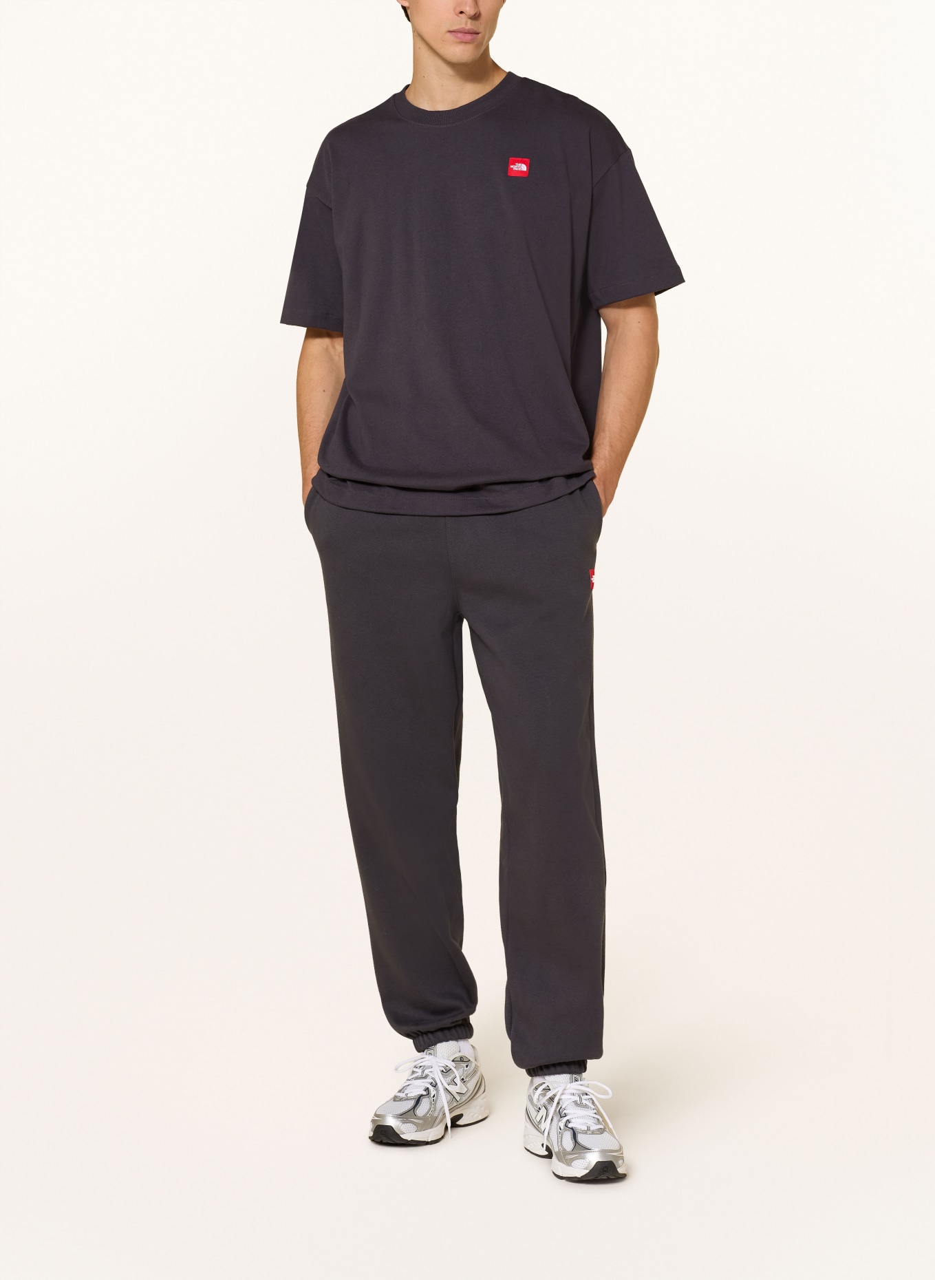 THE NORTH FACE Tepláky REDBOX: TMAVĚ ŠEDÁ