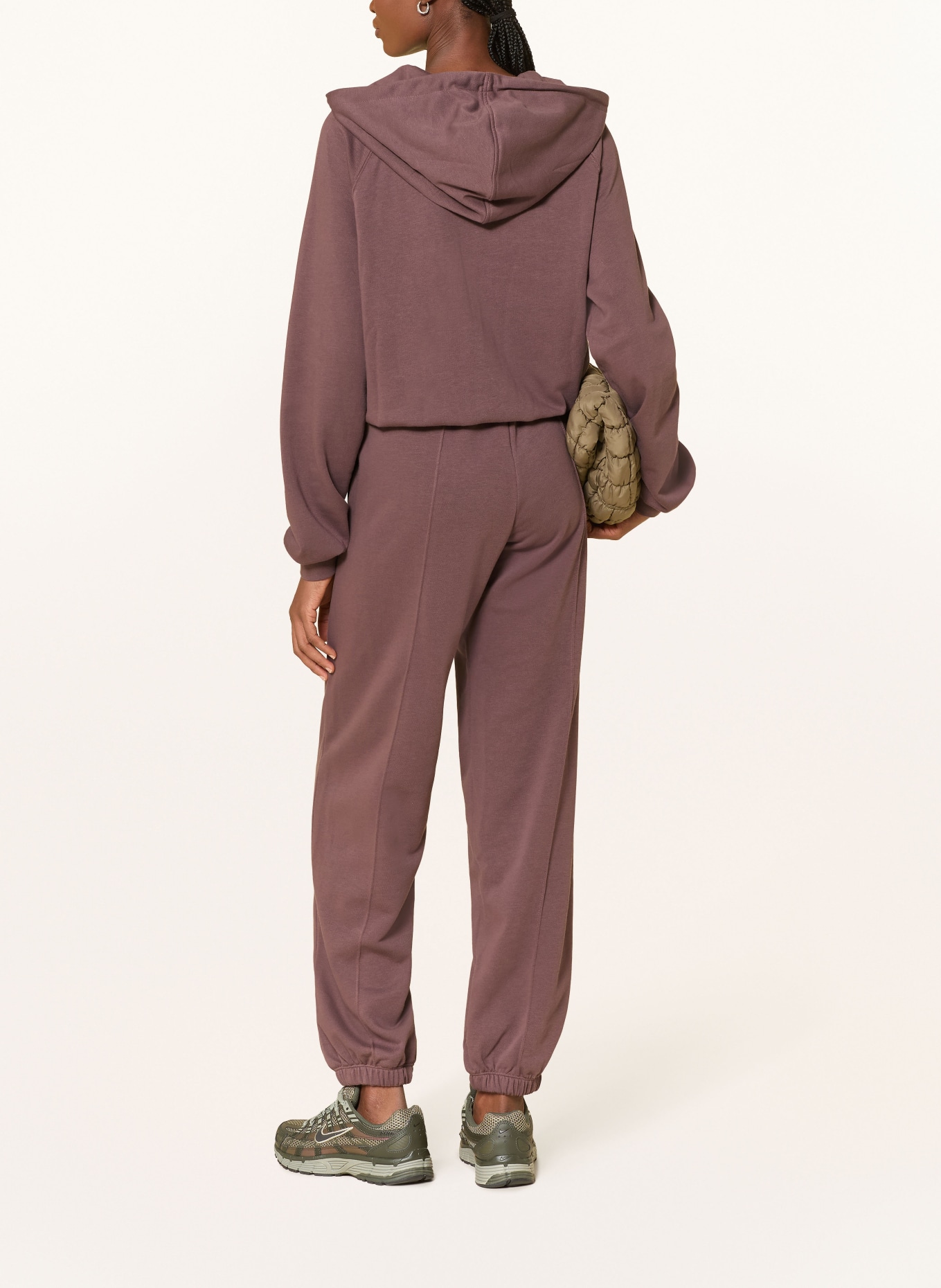 Nike Tepláky SPORTSWEAR CHILL: HNĚDÁ