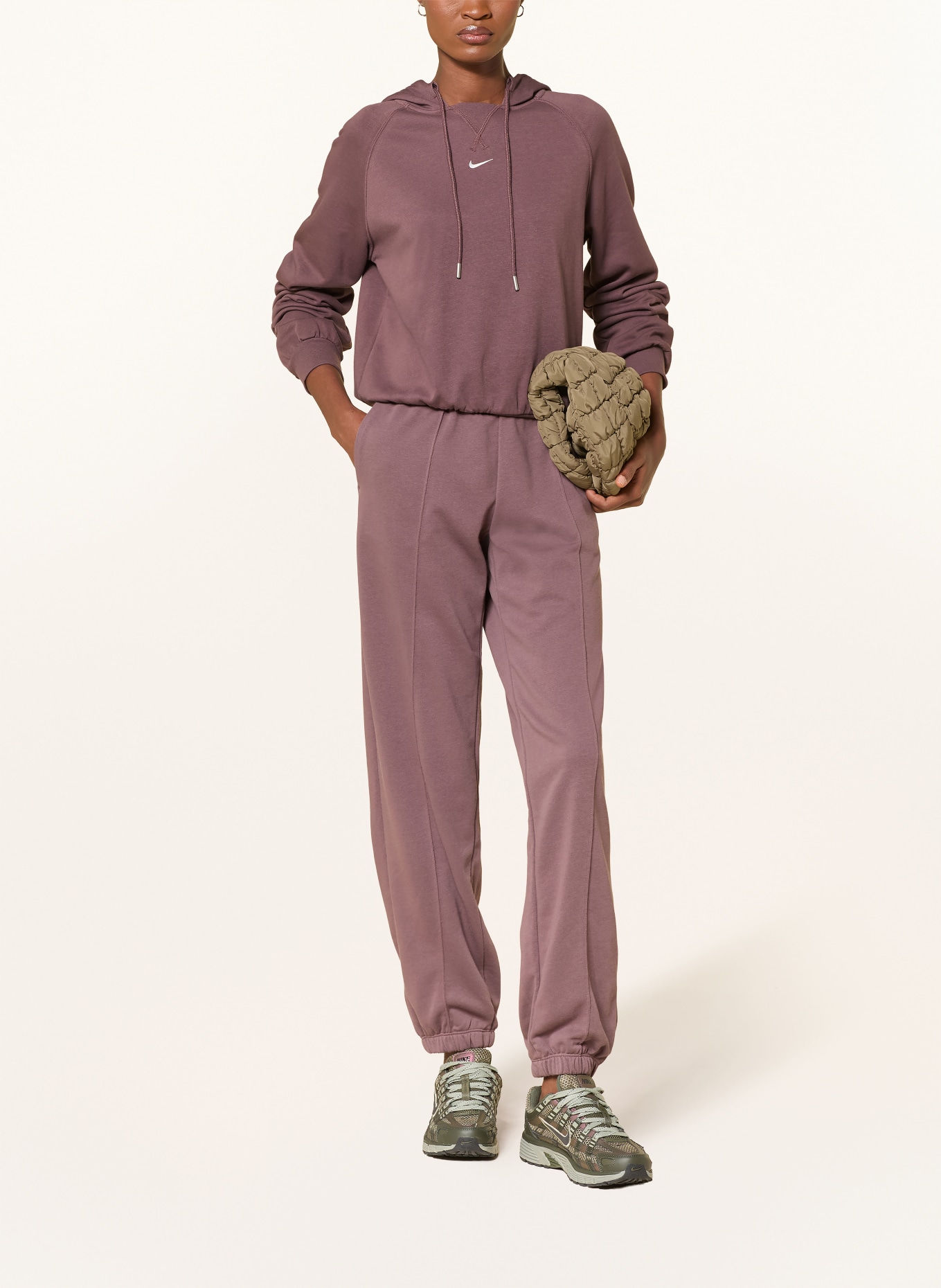 Nike Mikina SPORTSWEAR CHILL: HNĚDÁ