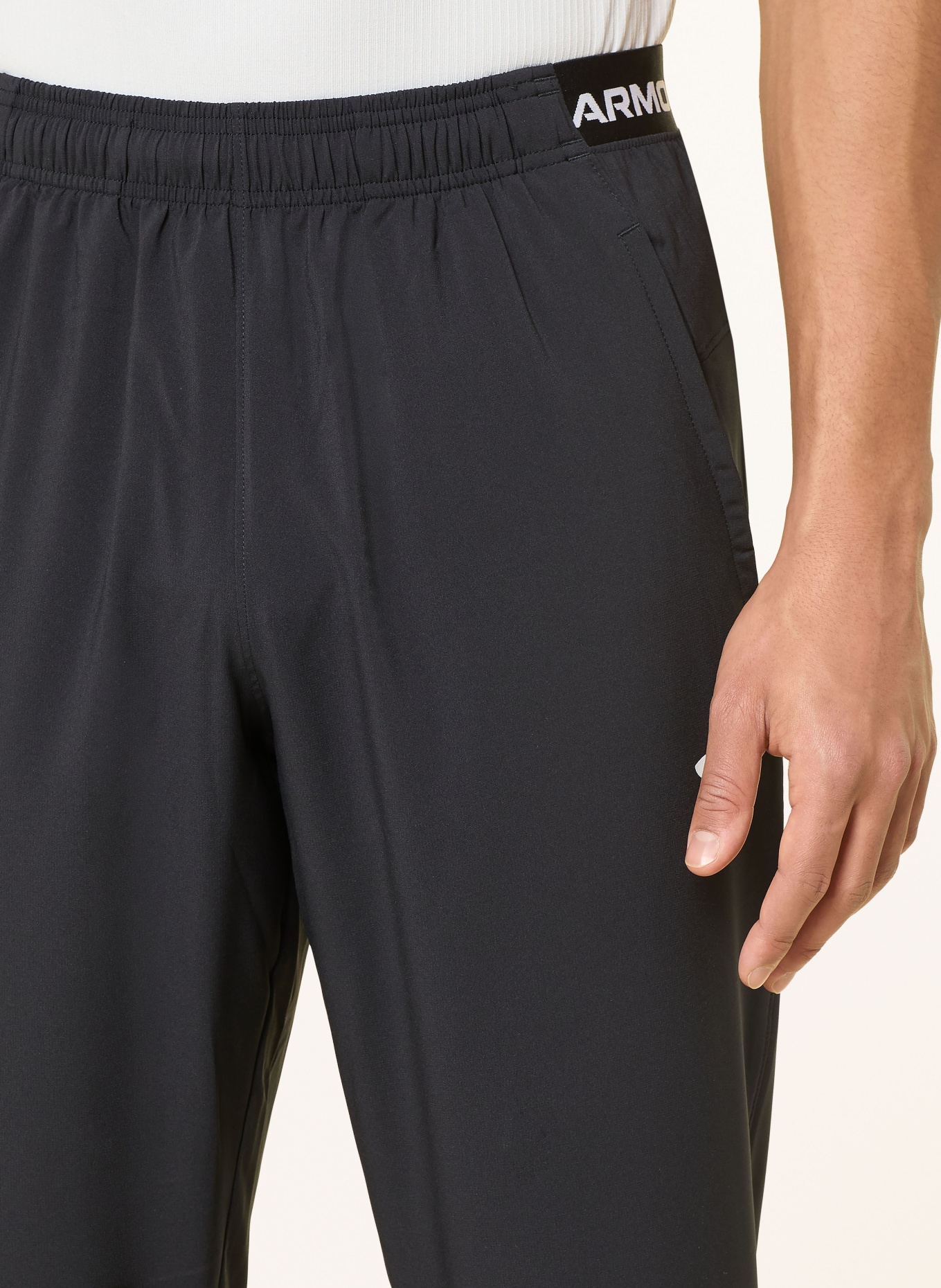 UNDER ARMOUR Trainingshose VANISH: SCHWARZ