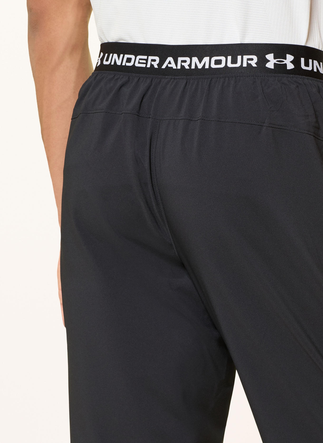 UNDER ARMOUR Trainingshose VANISH: SCHWARZ