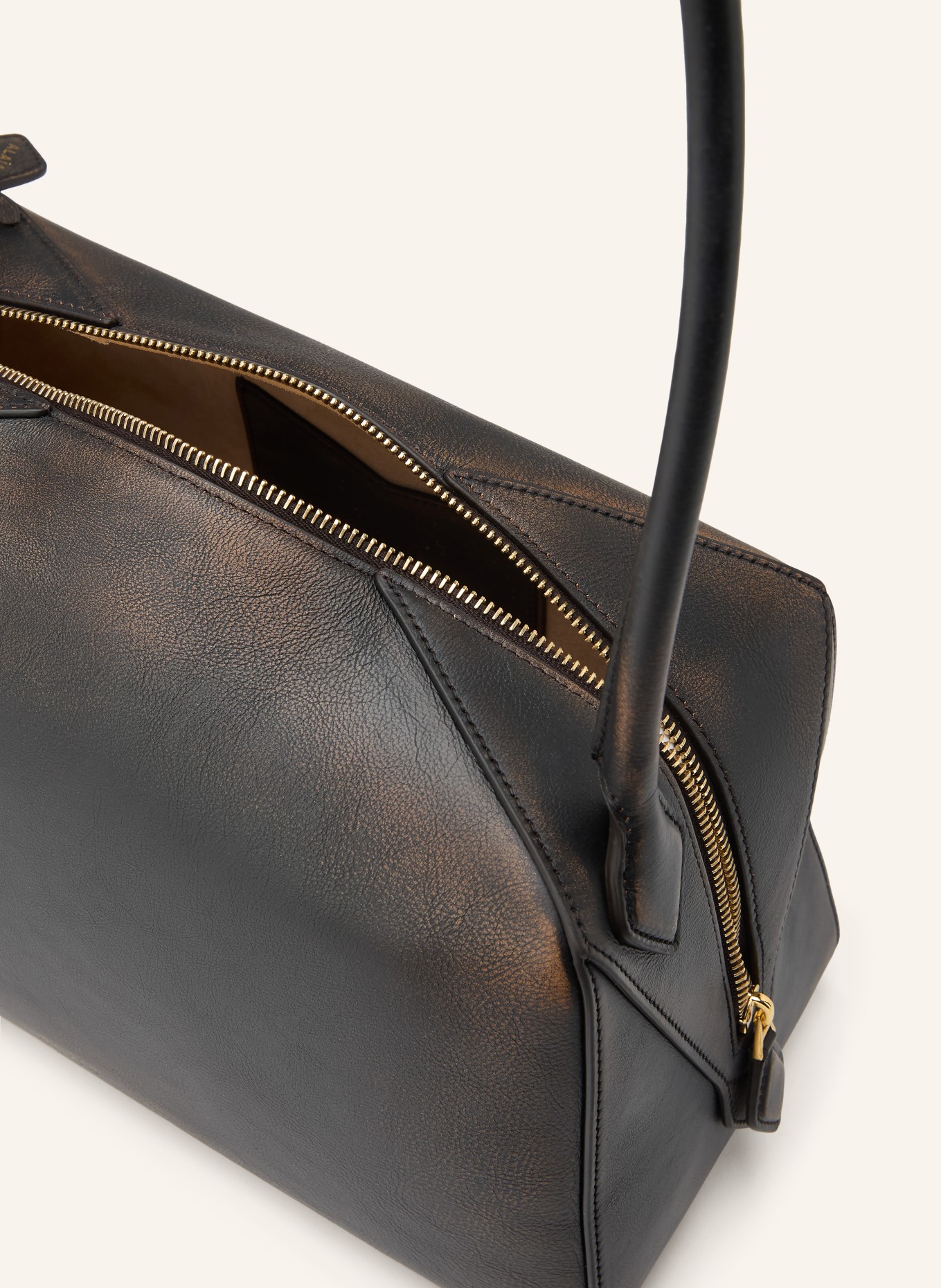 ALAÏA Schultertasche LE BOULEDOGUE MEDIUM: DUNKELBRAUN / GOLD